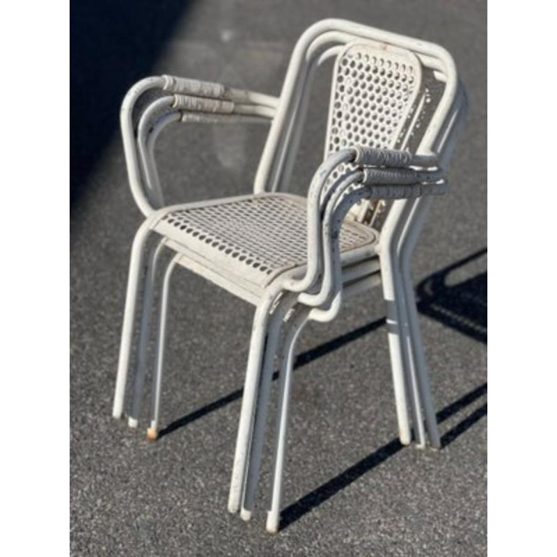 Set di 3 poltrone da bistrot industriali in metallo di Rene Malaval, Francia, 1950
 
 Design vintage
 Rare poltrone René Malaval
 René Malaval, di professione saldatore, ebbe l'idea di riciclare le lastre di lamiera scartate dopo il processo di