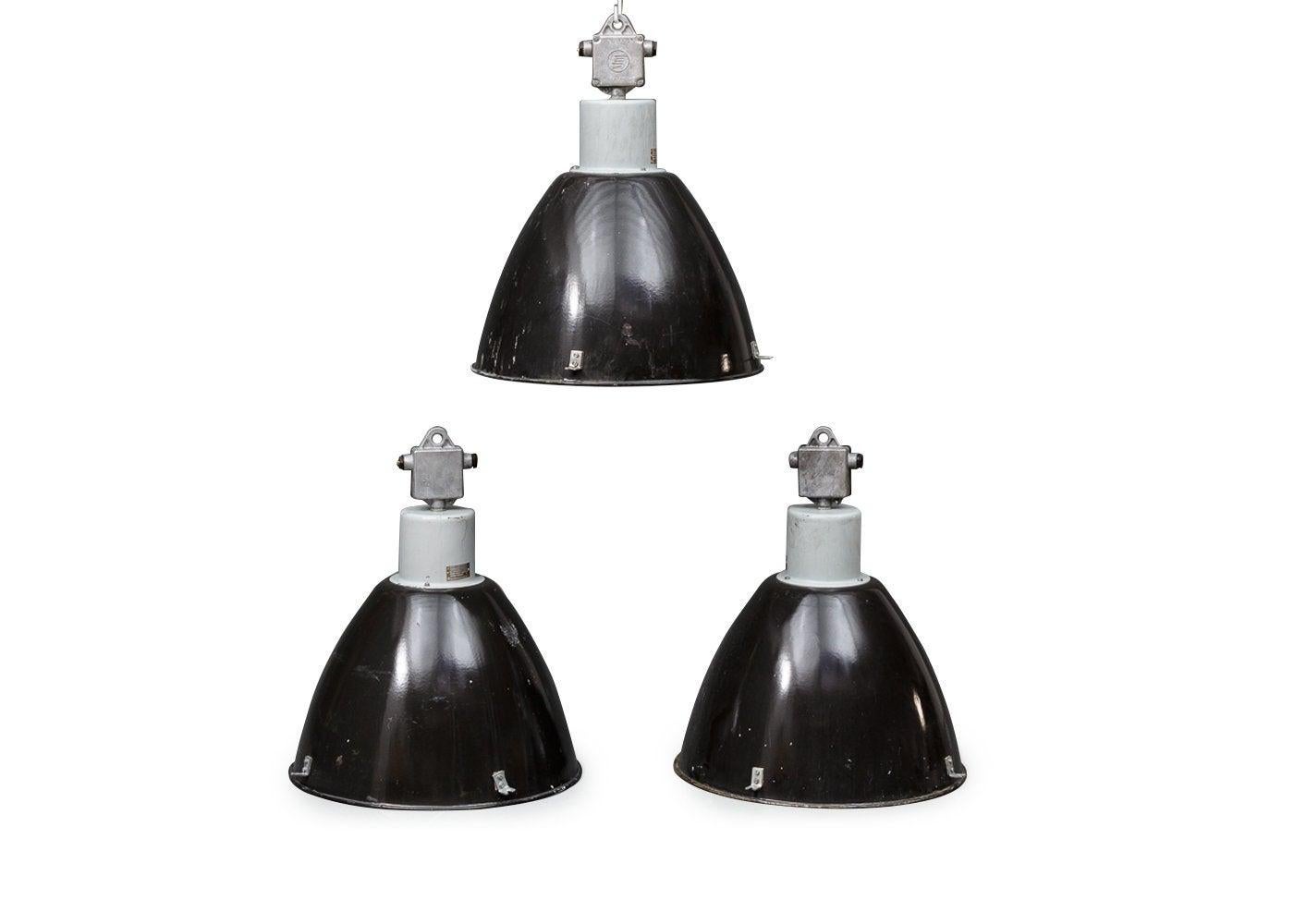 Set of 3 Industrial Warehouse style Pendler, Industrial black enamel lamps, original vintage, Industrial Design, Rustik Loft design.
Shades of black enamel.
Fitted with electrical outlets.
IP54 (protected against dust)
250 Volt
500