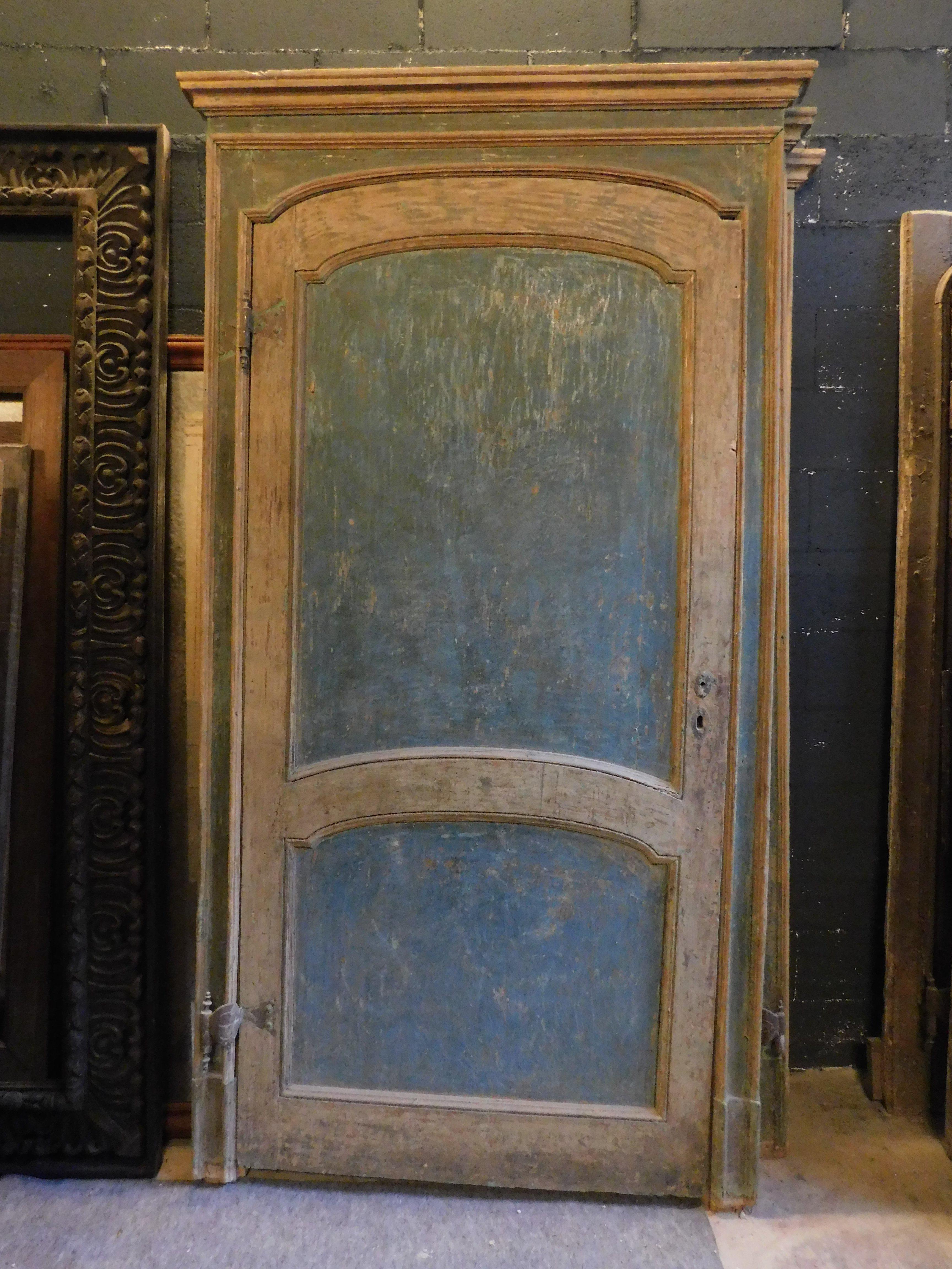 set of 3 antique interior doors, all lacquered and carved with wavy bar, but not identical, only similar, all complete with frame and with gooseneck iron, built in Italy in the middle of the 18th century.
Beautiful and to customize as you like:
door