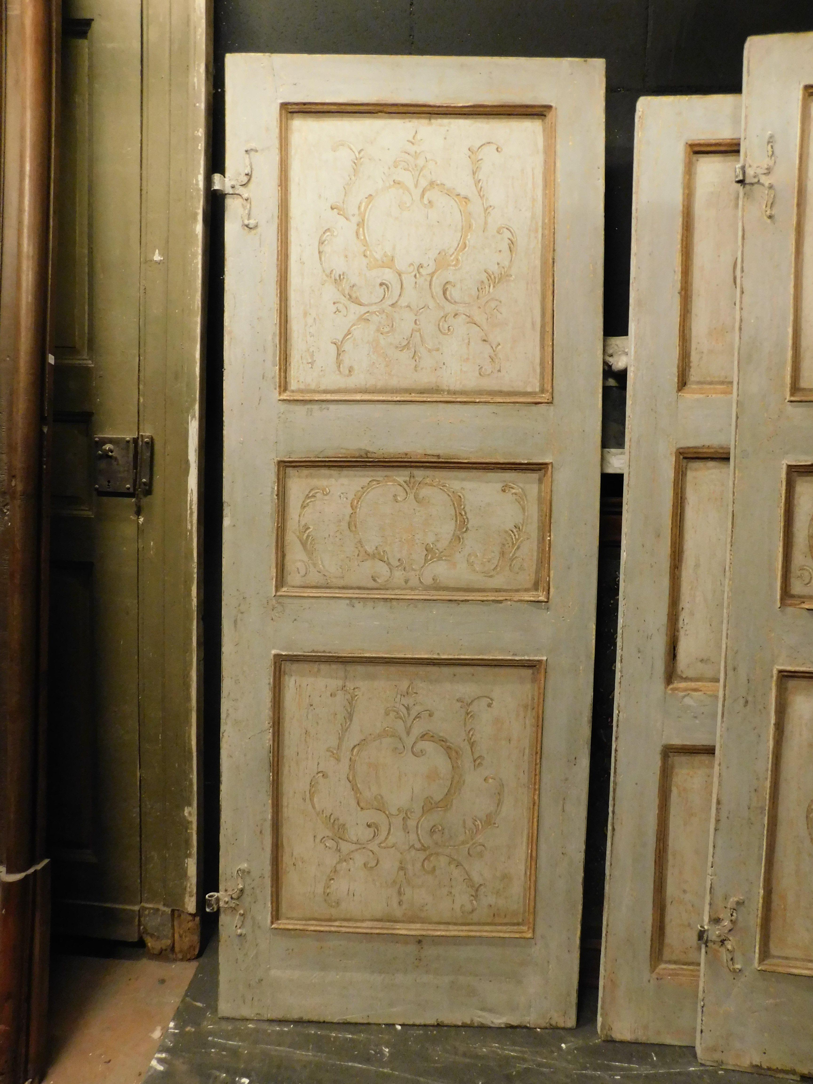 Set of 3 internal doors, lacquered with richly painted panels on the front/back In Good Condition For Sale In Cuneo, Italy (CN)