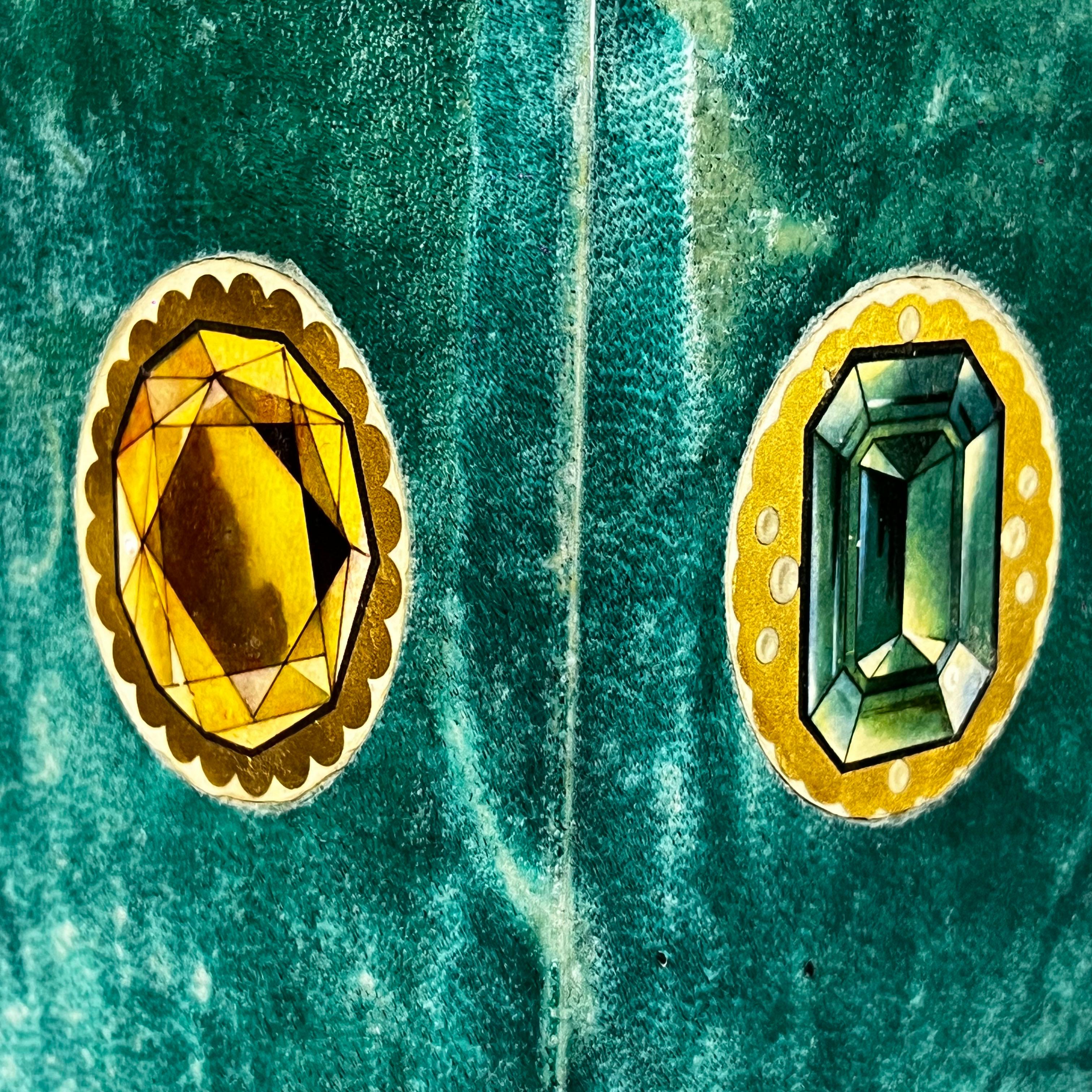 Conjunto de tres objetos de bar de madera, latón y piel de cabra verde de los años sesenta: una jarra alta, un mezclador con agitador de cuchara y una cubitera.

- La jarra rectangular tiene el interior de vidrio, el asa, el cuello y el tapón de