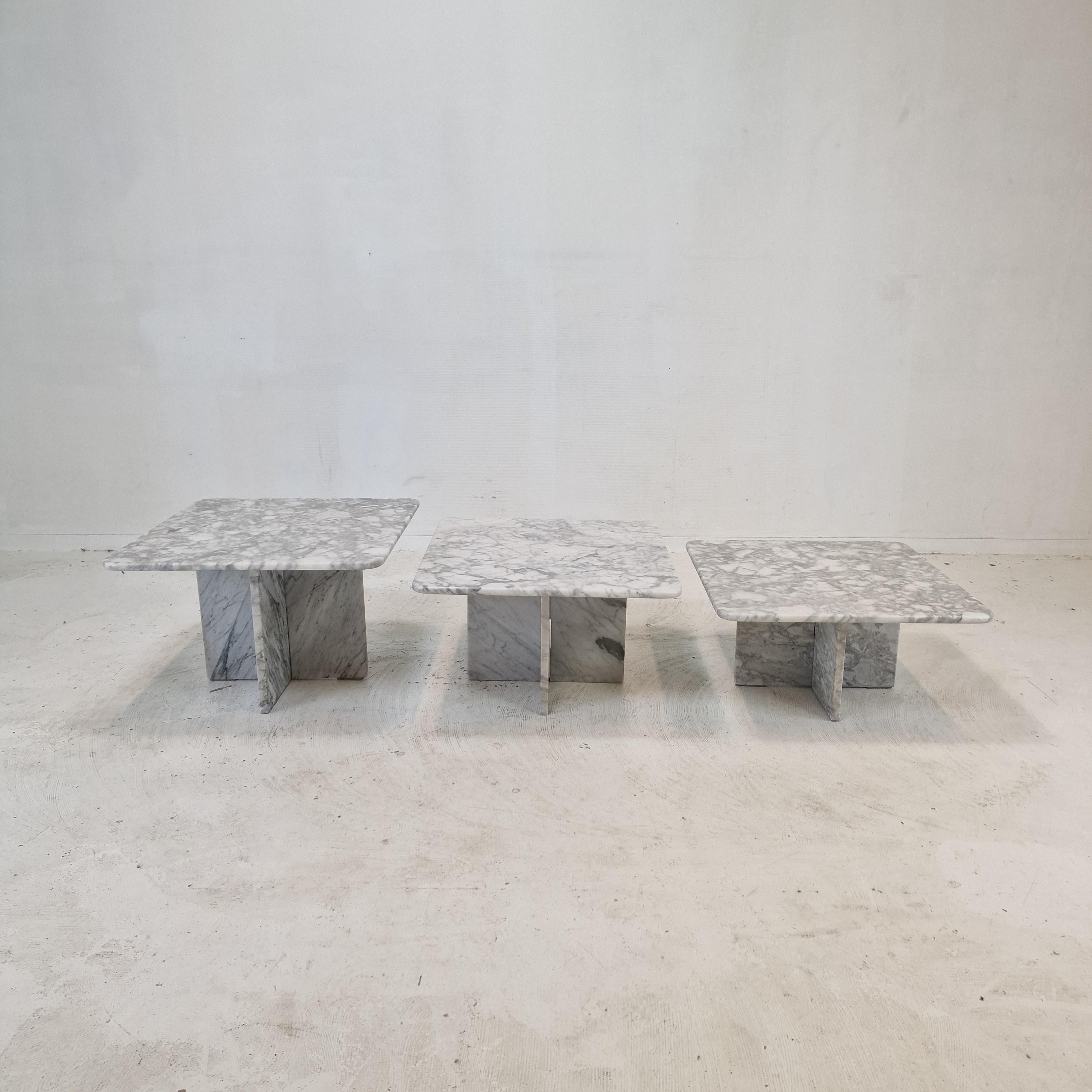 Hand-Crafted Set of 3 Italian Bianco Carrara Marble Coffee or Side Tables, 1980s For Sale