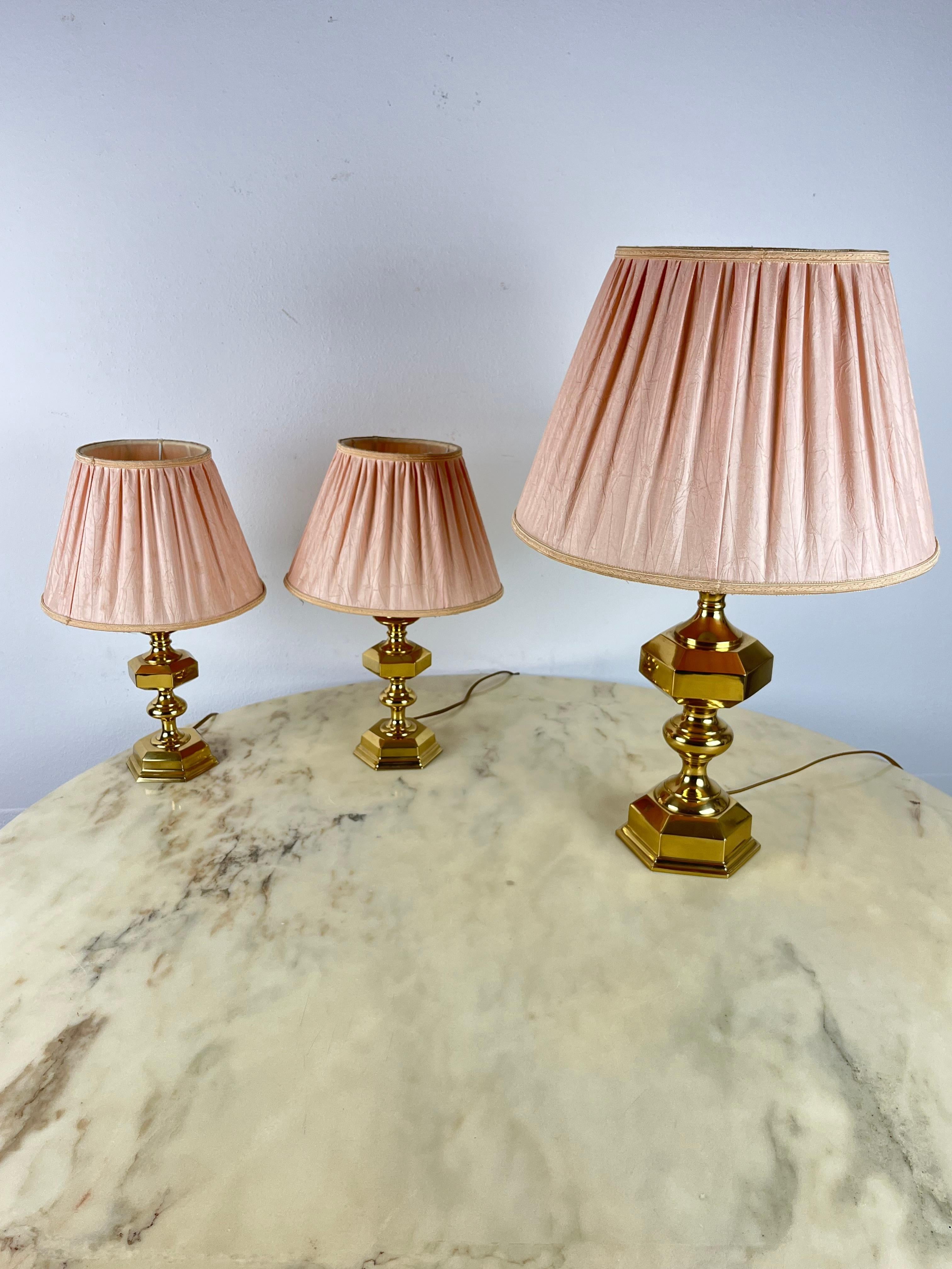Set of 3 Italian brass table lamps, 1980s
Found in a noble apartment, they are intact and functioning. They can be used in a bedroom. The largest works with an E14 lamp and measures 40 cm in height and a base with a diameter of 14 cm; The two small