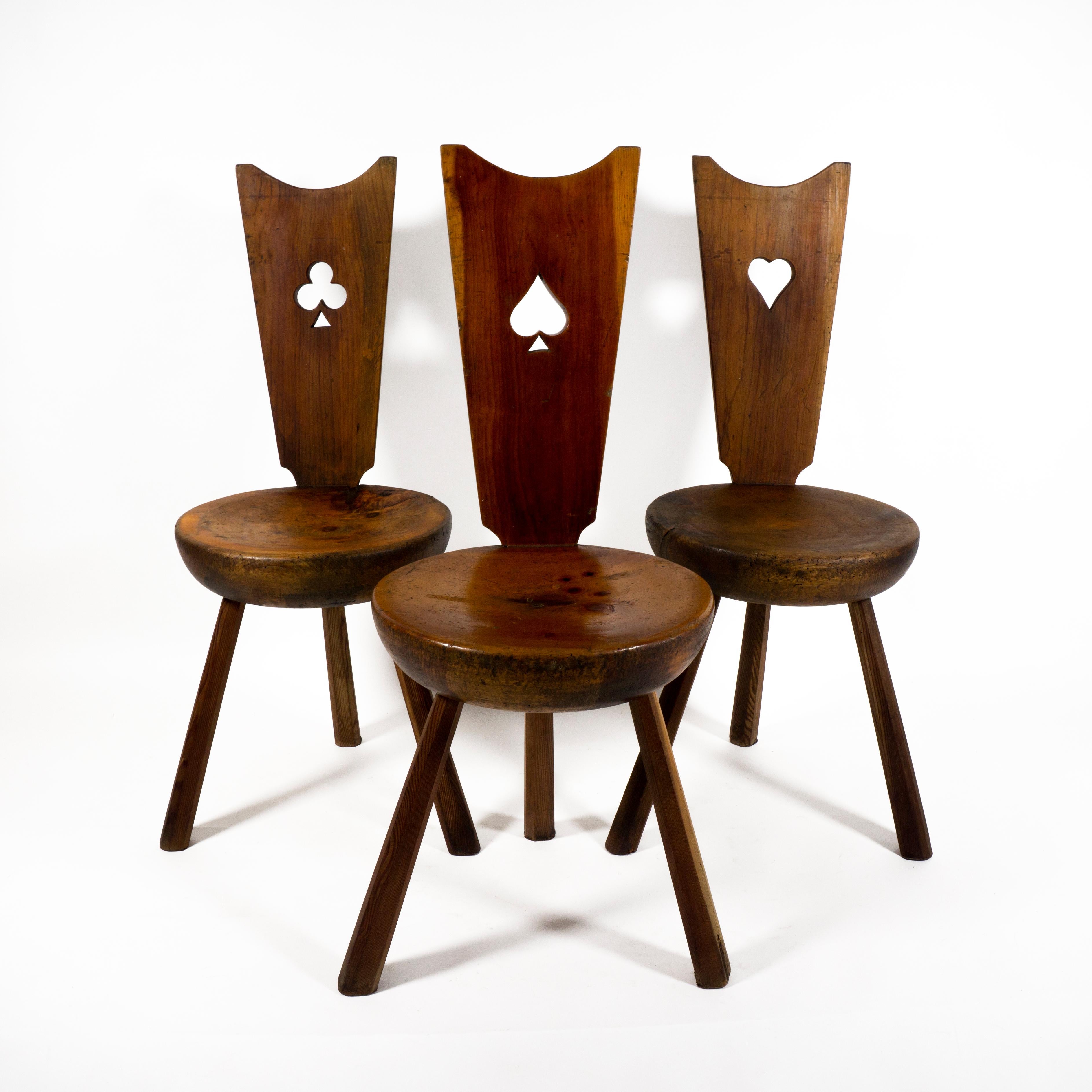 Schöner Satz von 3 italienischen Massivholz-Dreibeinstühlen mit wunderbarer Patina - original Mid Century.
Jeder Stuhl ist sehr robust und stabil. Nicht wackelig und für die Ewigkeit gebaut.
Die Spielkartenstühle (Kreuz, Pik und Herz) sind