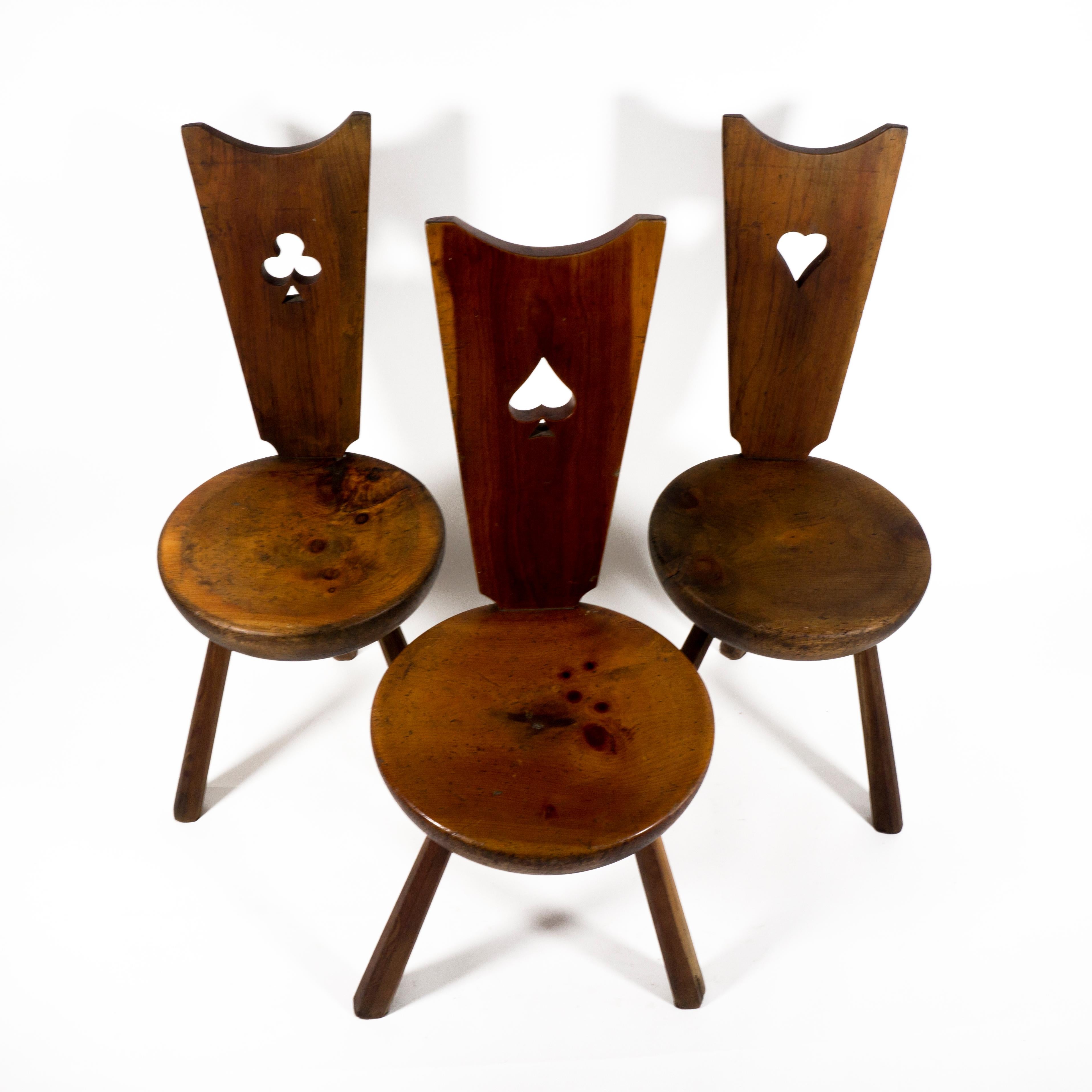 Mid-Century Modern Ensemble de 3 chaises club italiennes brutalistes vintage en bois de cœur de carte à jouer en vente