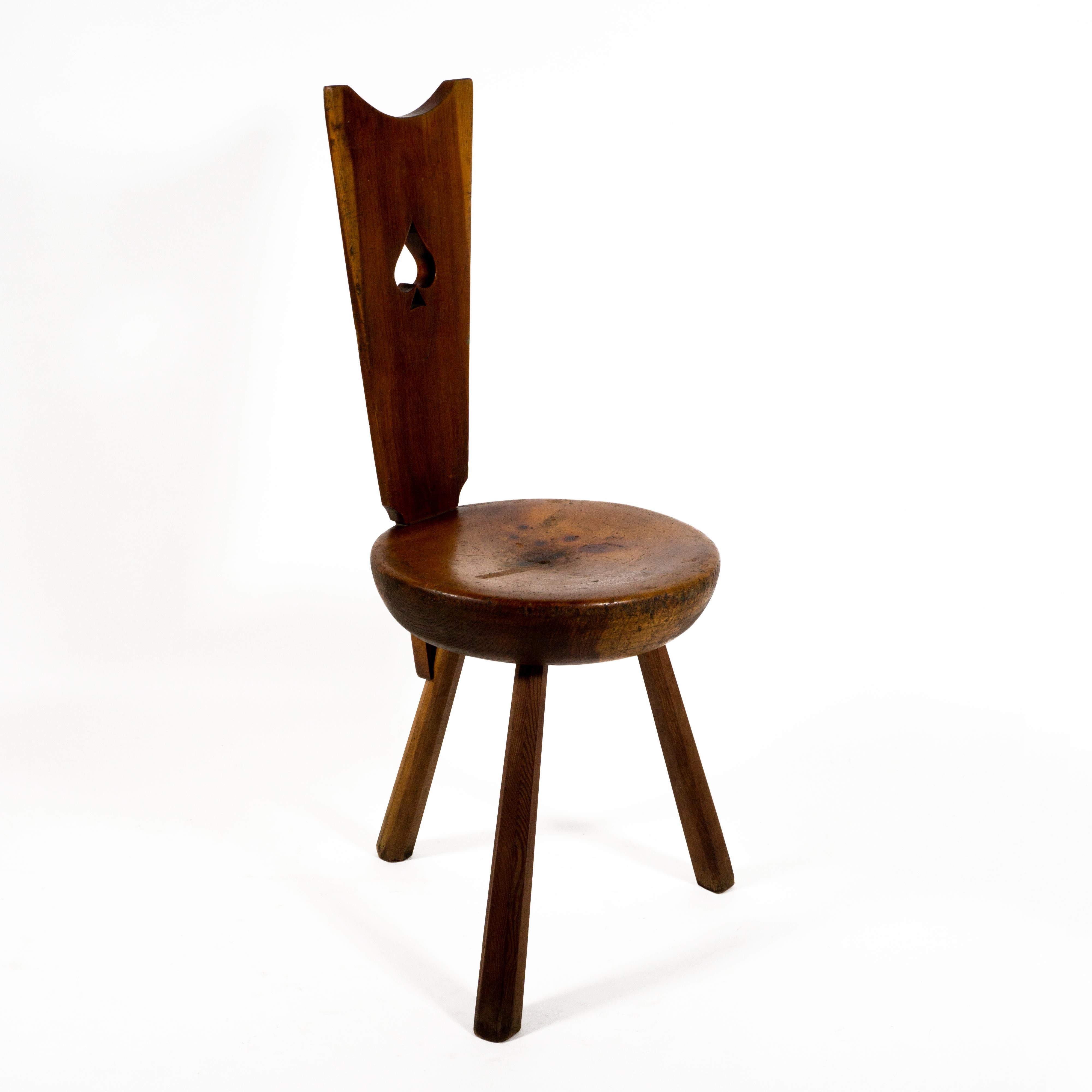 20ième siècle Ensemble de 3 chaises club italiennes brutalistes vintage en bois de cœur de carte à jouer en vente