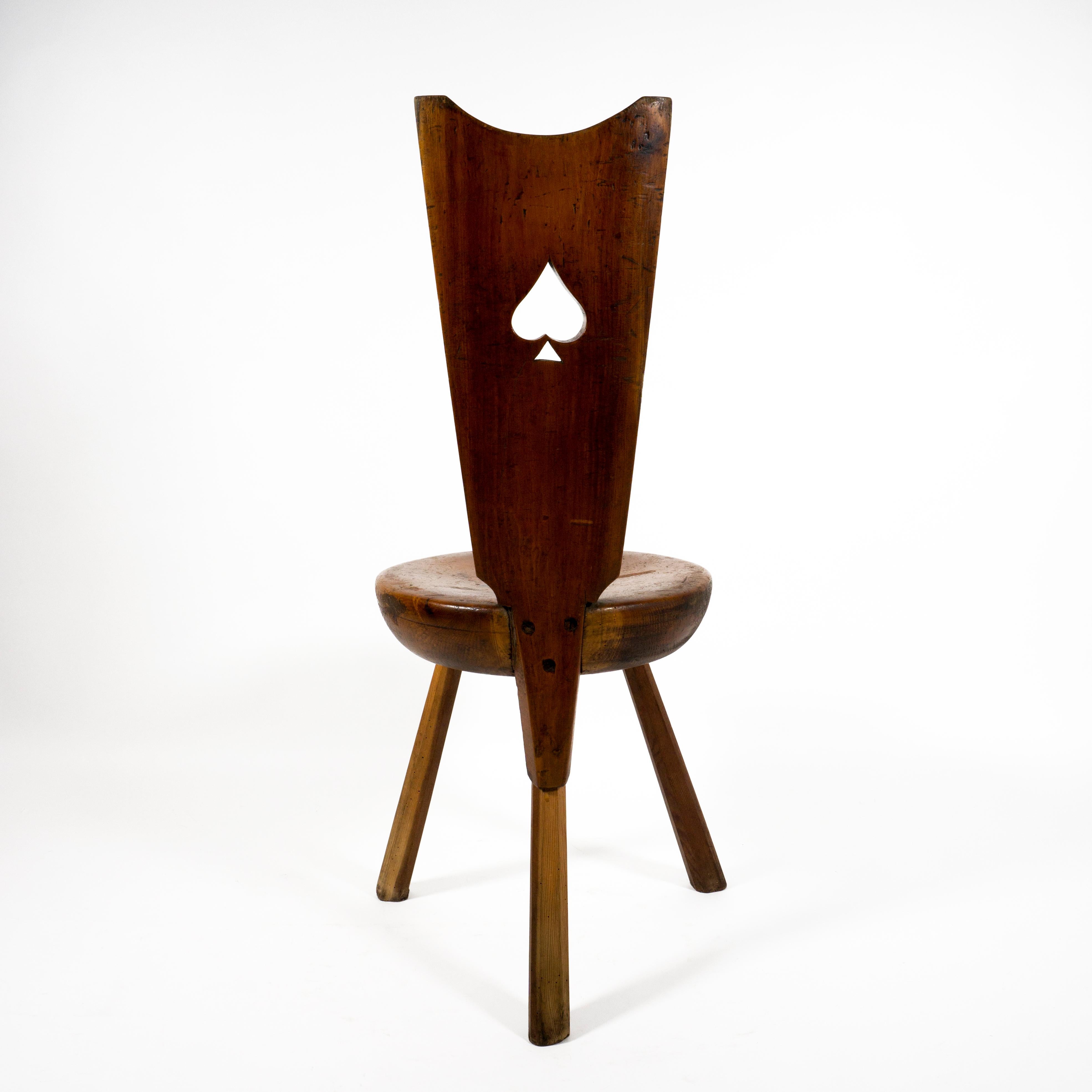 Bois Ensemble de 3 chaises club italiennes brutalistes vintage en bois de cœur de carte à jouer en vente