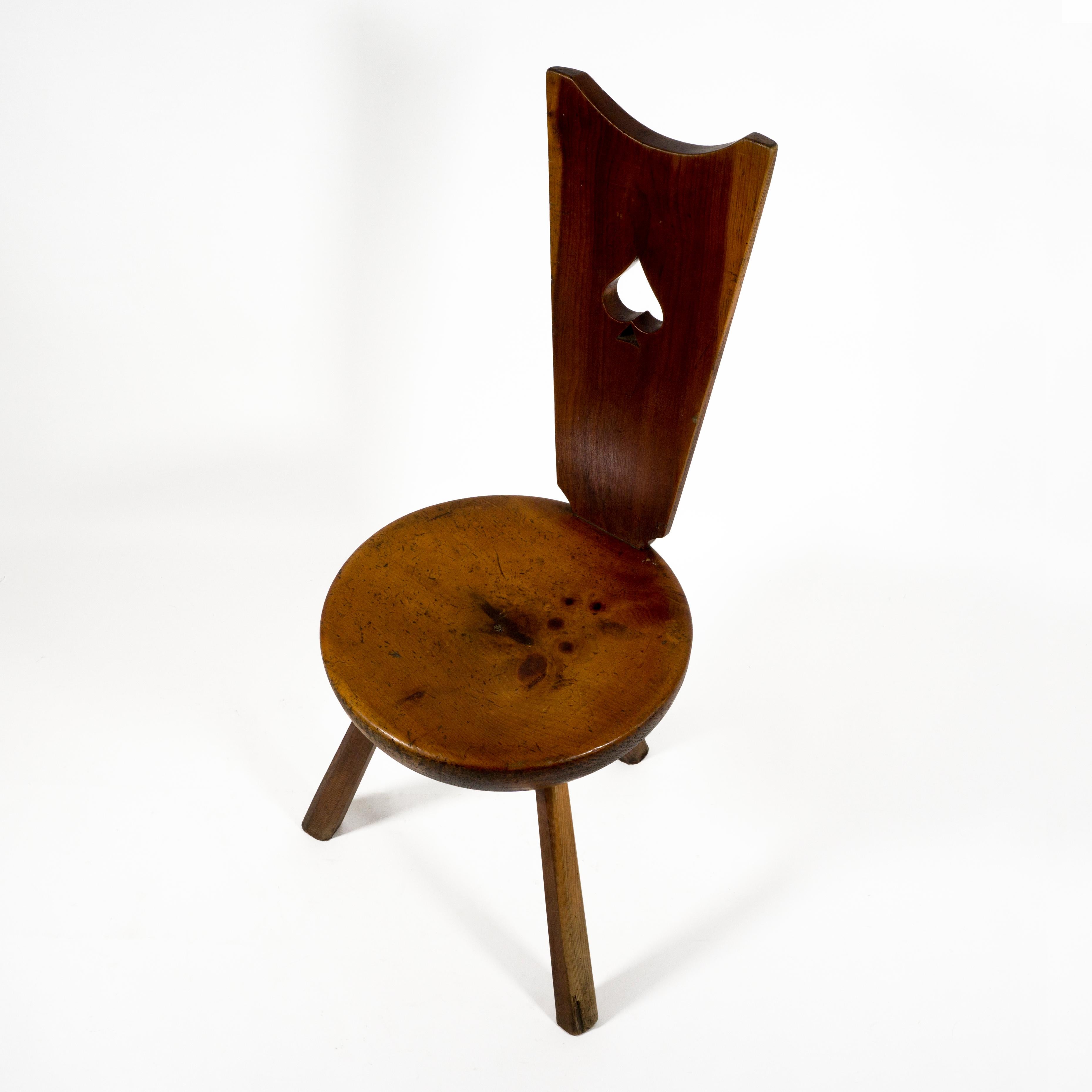 Ensemble de 3 chaises club italiennes brutalistes vintage en bois de cœur de carte à jouer en vente 2