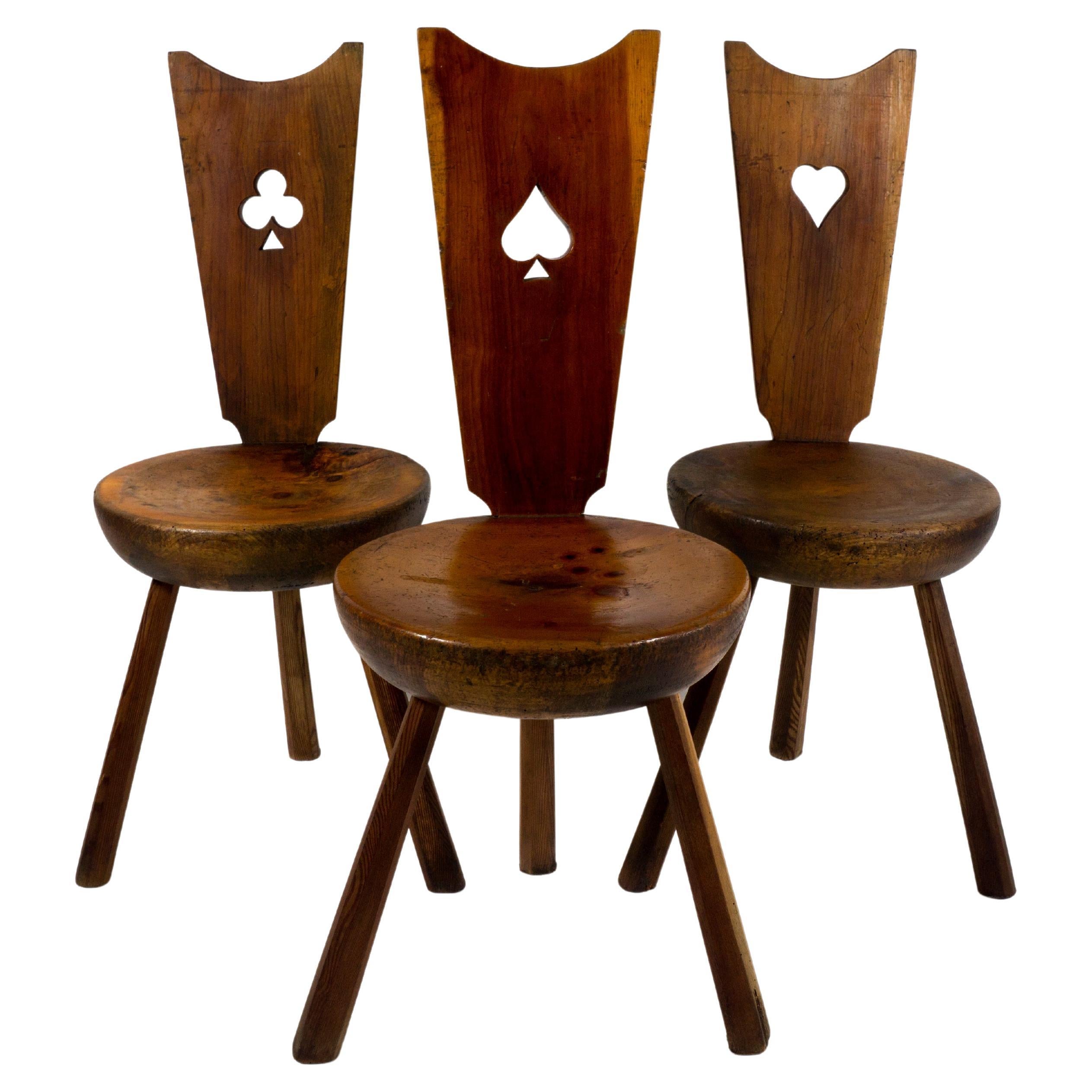 Ensemble de 3 chaises club italiennes brutalistes vintage en bois de cœur de carte à jouer en vente