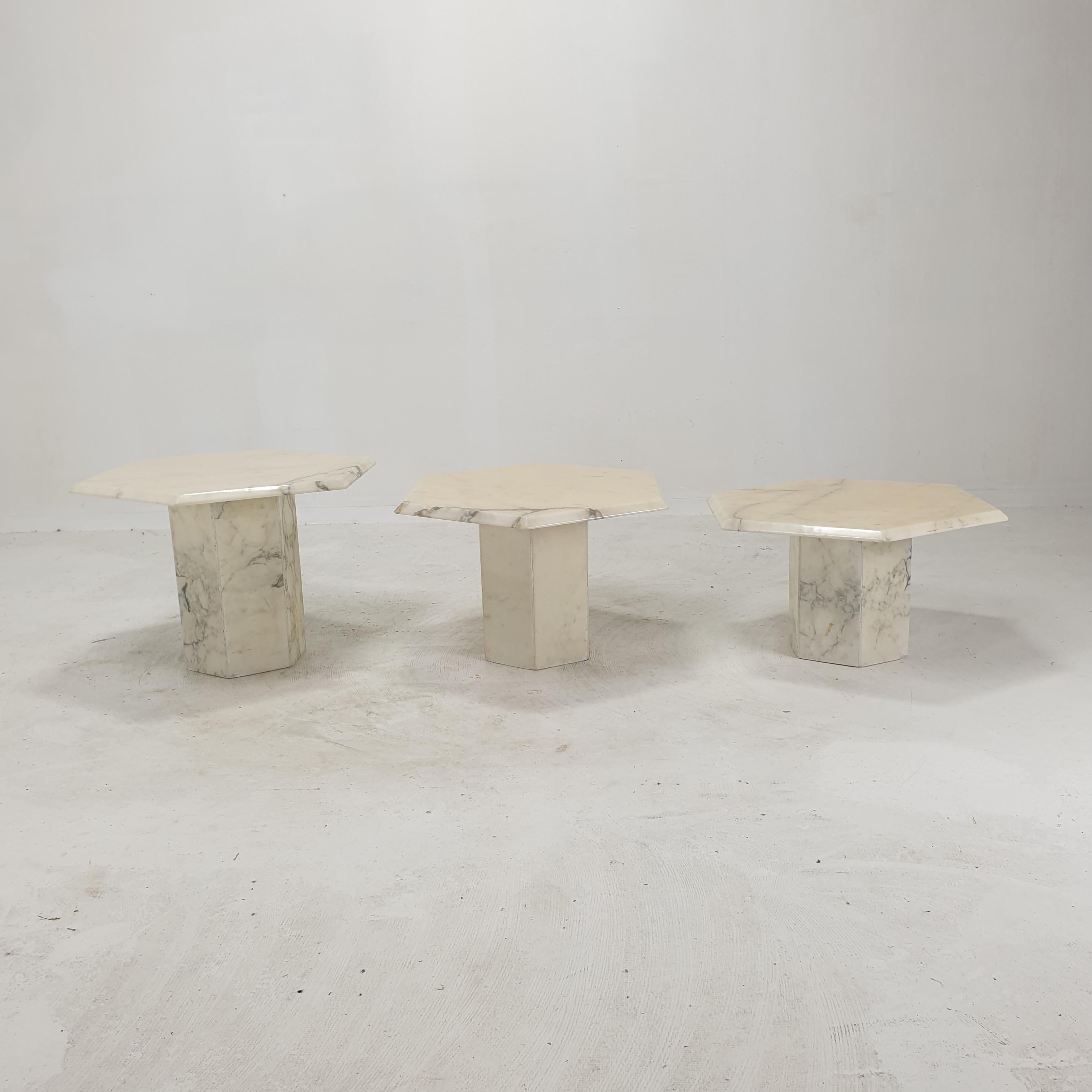 Très bel ensemble de 3 tables basses ou tables d'appoint italiennes, fabriquées à la main en marbre de Carrare. 
Ils peuvent être utilisés à l'intérieur ou à l'extérieur de la maison.

Les tables de ce superbe ensemble ont toutes une hauteur