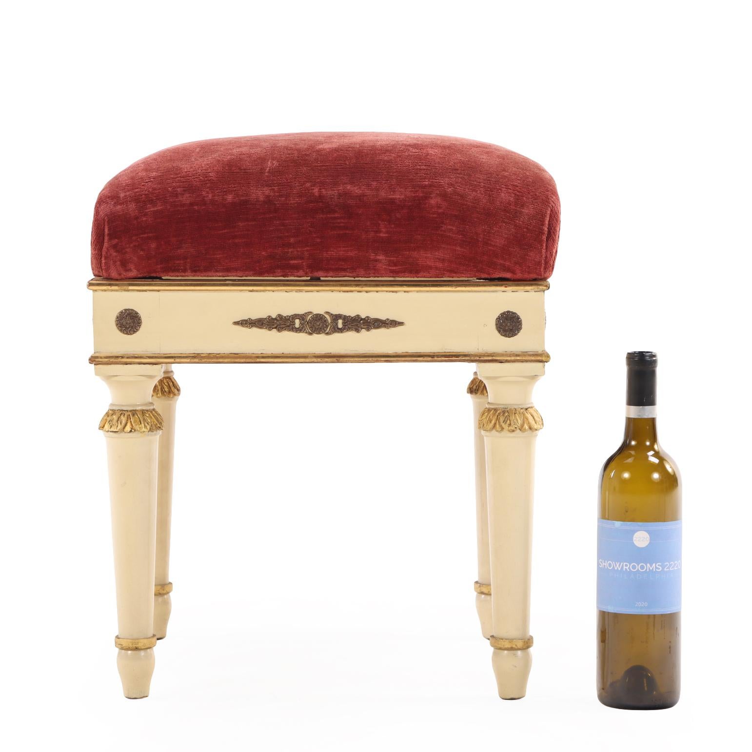 Tissu d'ameublement Ensemble de 3 tabourets peints et en bois doré de style Empire italien, C.1890. en vente