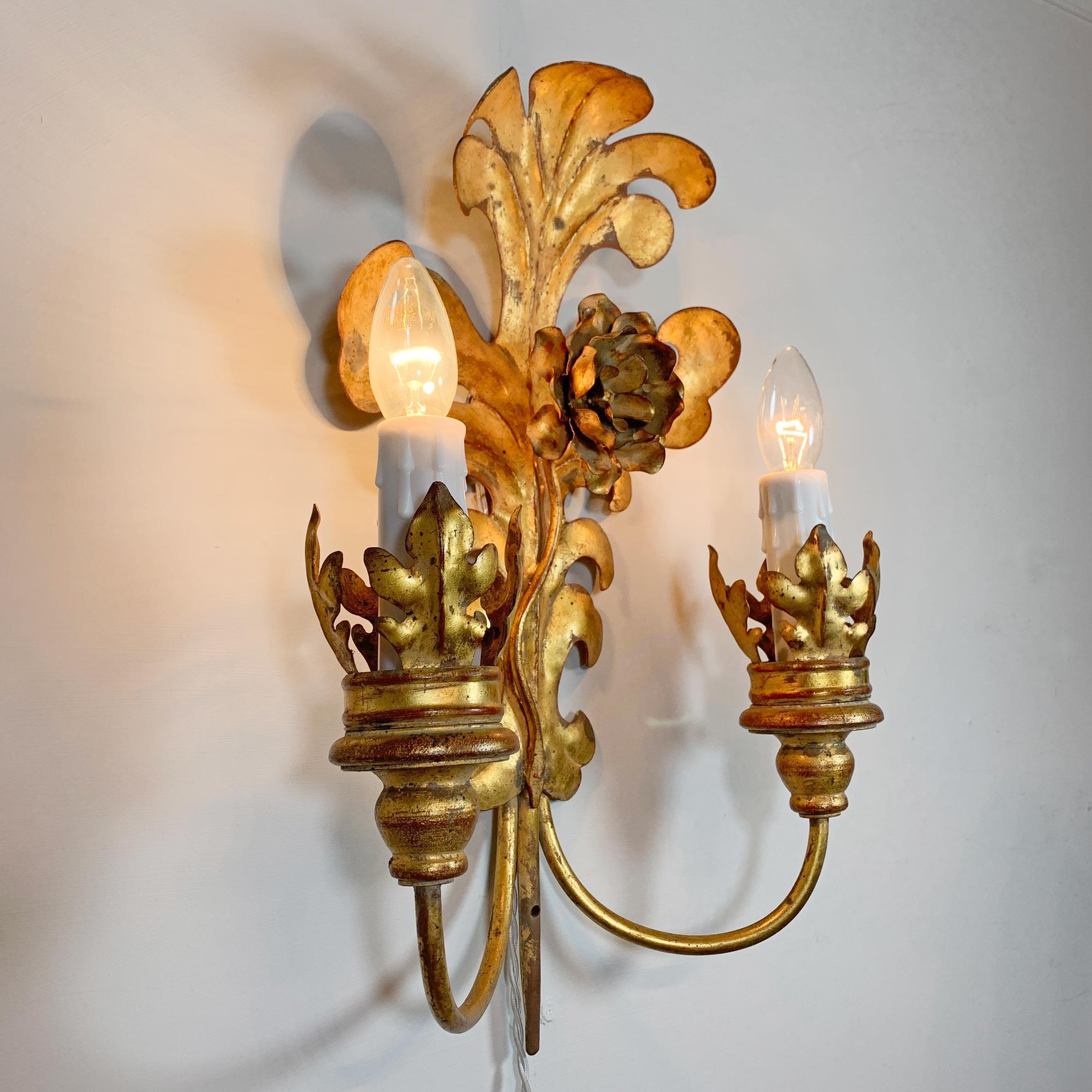 Ensemble de 3 lampes murales italiennes en métal doré à feuilles d'Acanthus en vente 3