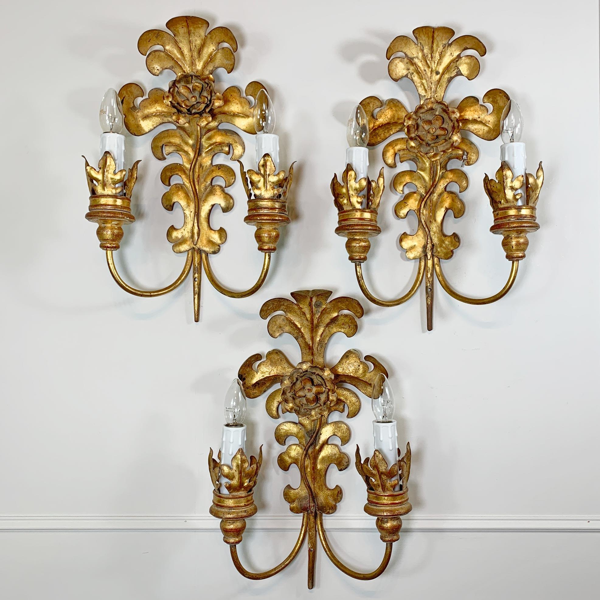 Ensemble de 3 lampes murales italiennes en métal doré à feuilles d'Acanthus en vente 5