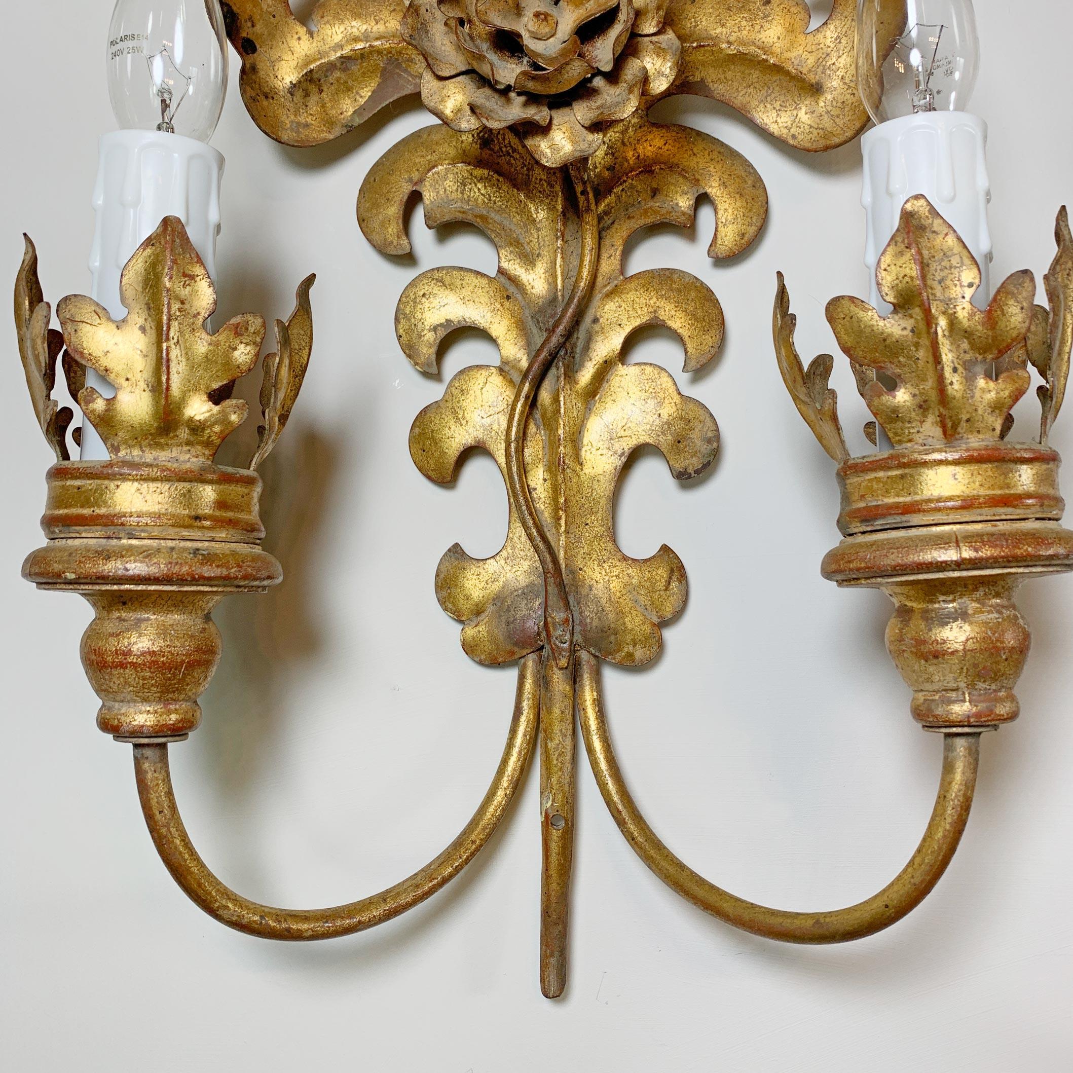Ensemble de 3 lampes murales italiennes en métal doré à feuilles d'Acanthus en vente 7