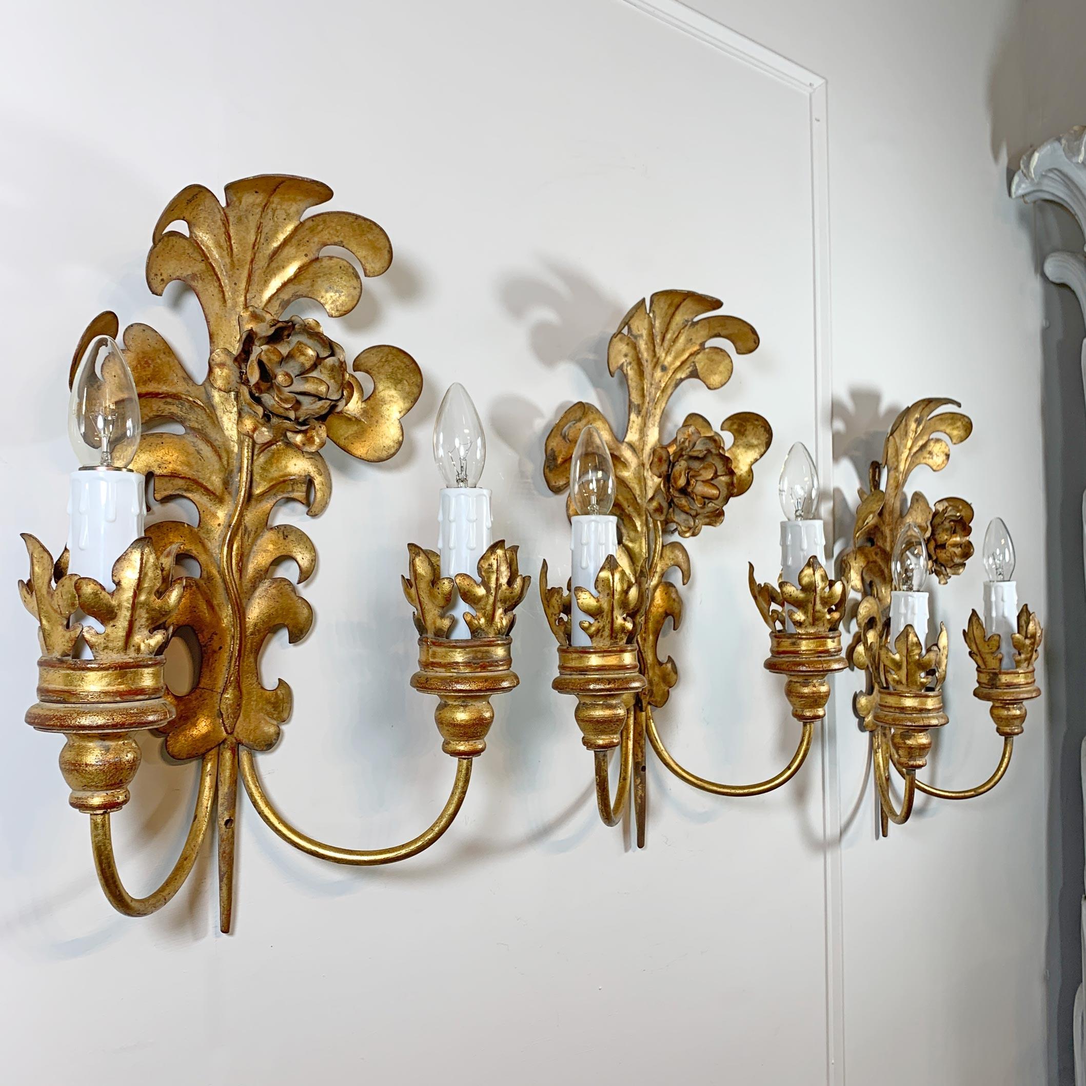 Doré Ensemble de 3 lampes murales italiennes en métal doré à feuilles d'Acanthus en vente