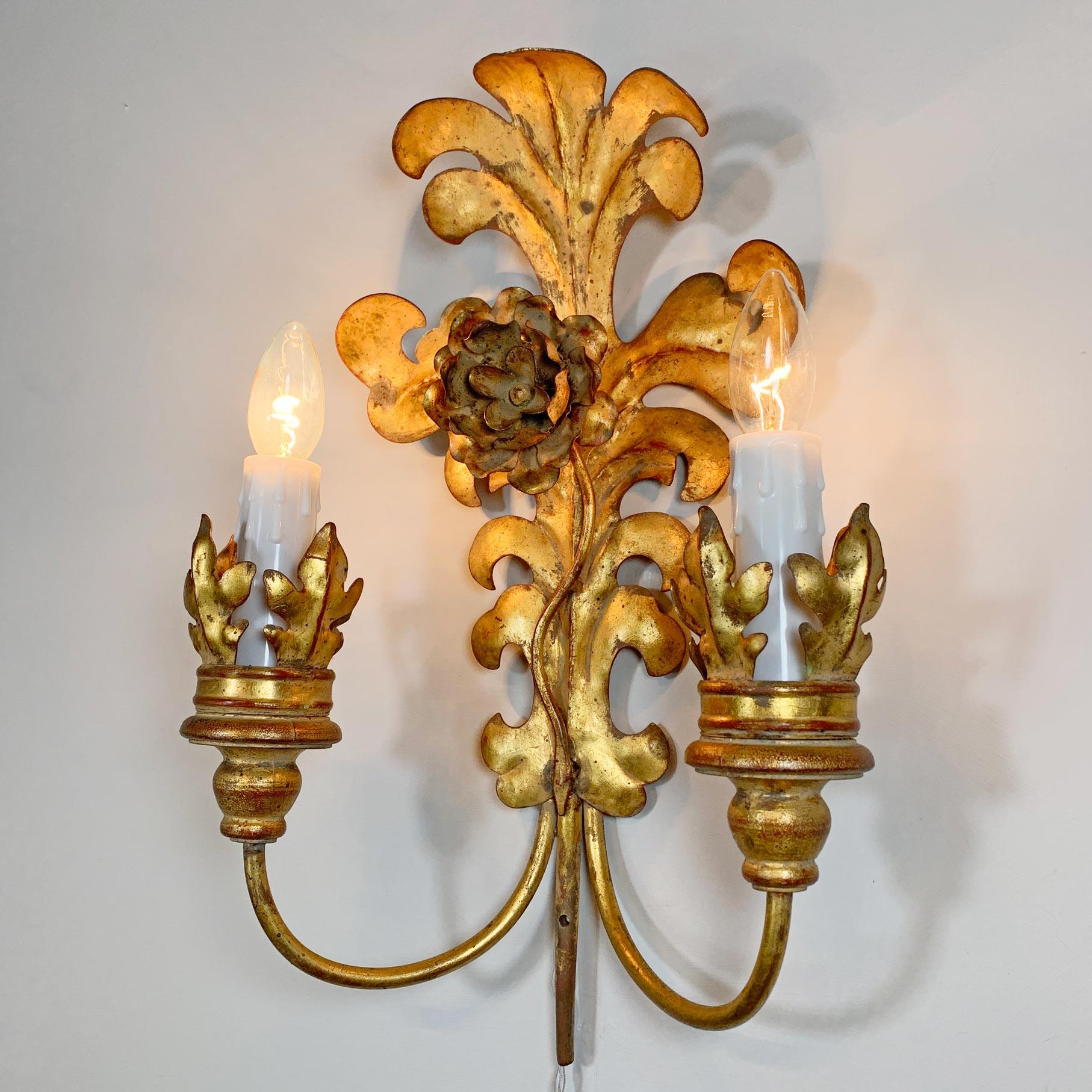 Set of 3 Italian Gold Metal Acanthus Leaf Wall Lights In Good Condition For Sale In Hastings, GB