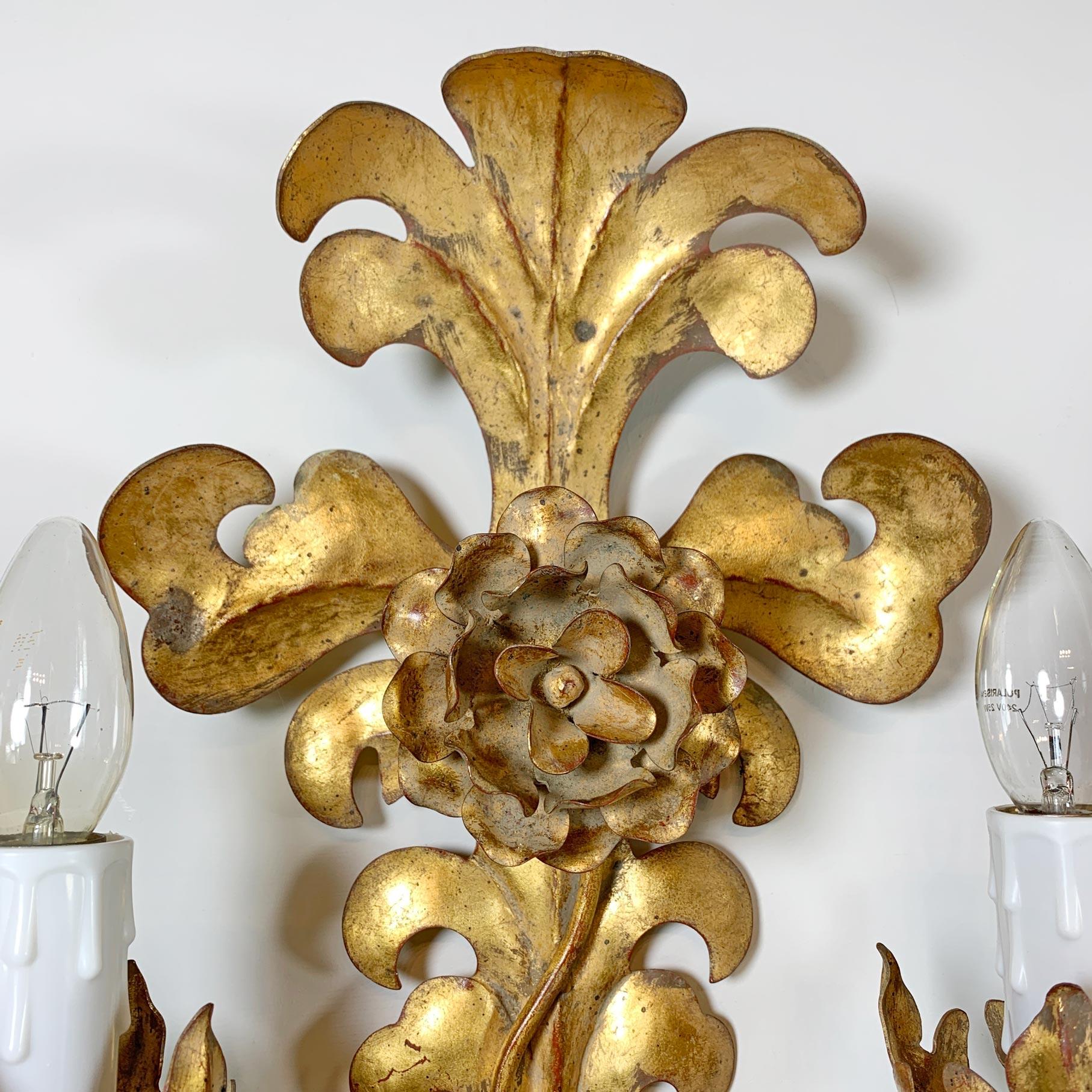 Late 20th Century Set of 3 Italian Gold Metal Acanthus Leaf Wall Lights For Sale