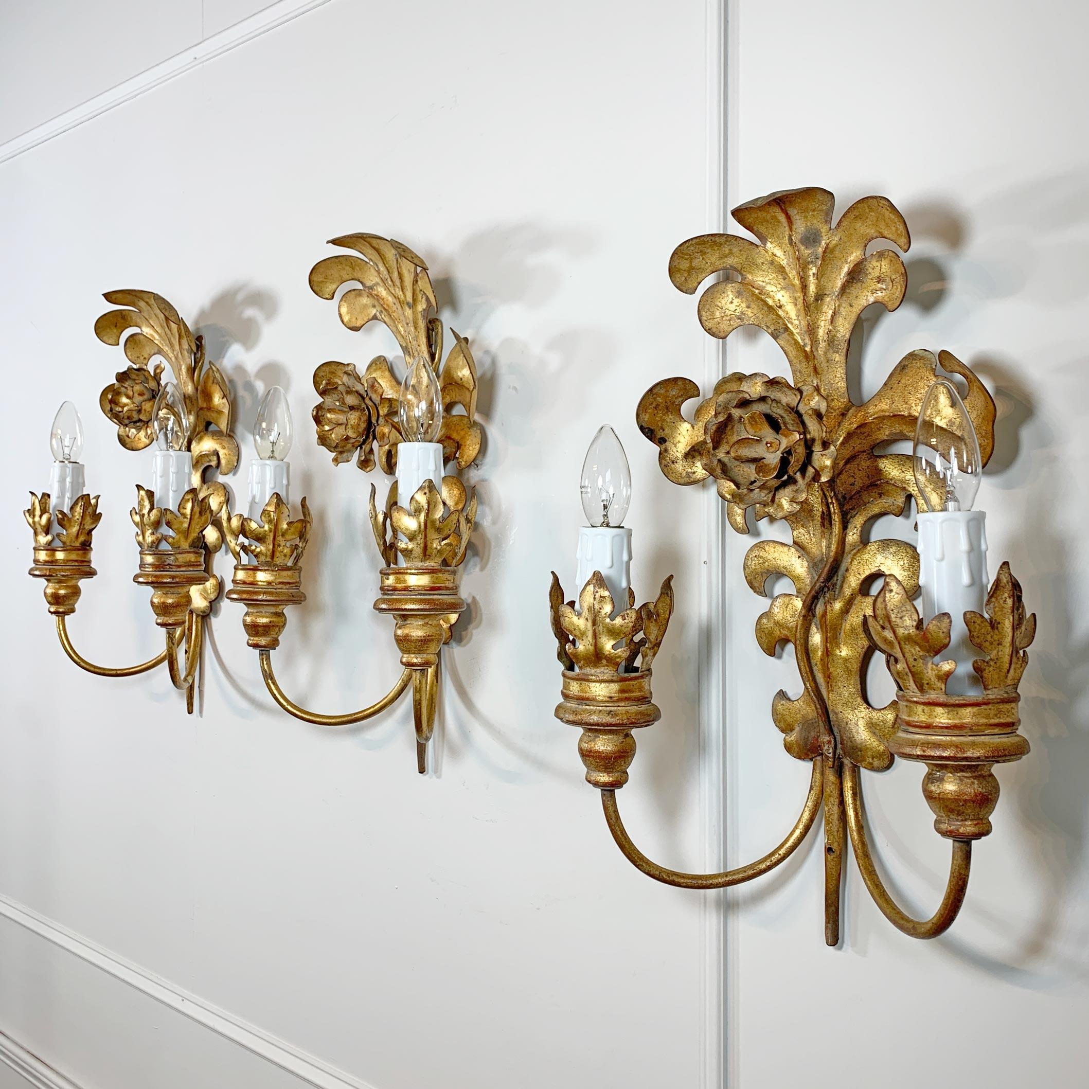 Métal Ensemble de 3 lampes murales italiennes en métal doré à feuilles d'Acanthus en vente