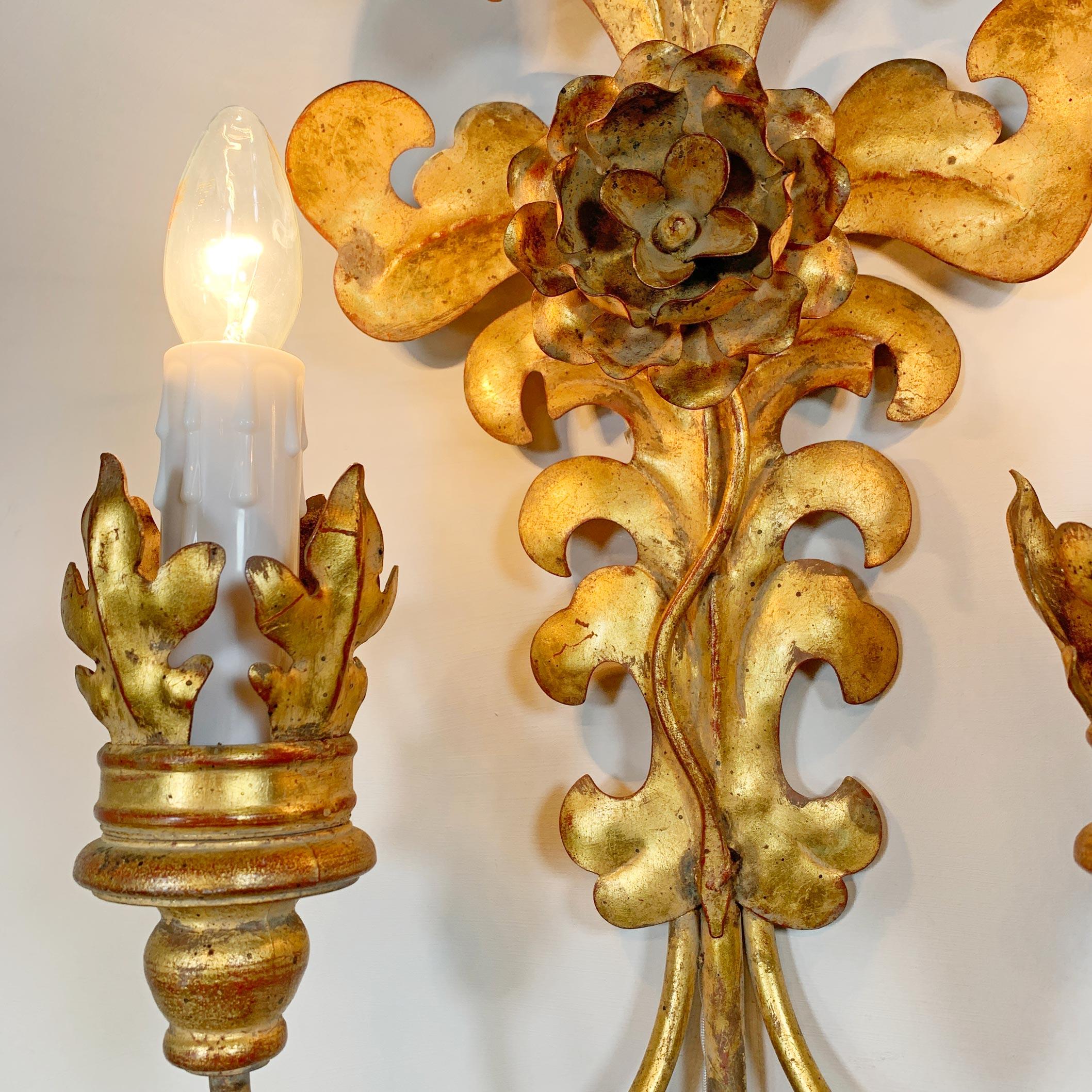 Ensemble de 3 lampes murales italiennes en métal doré à feuilles d'Acanthus en vente 1