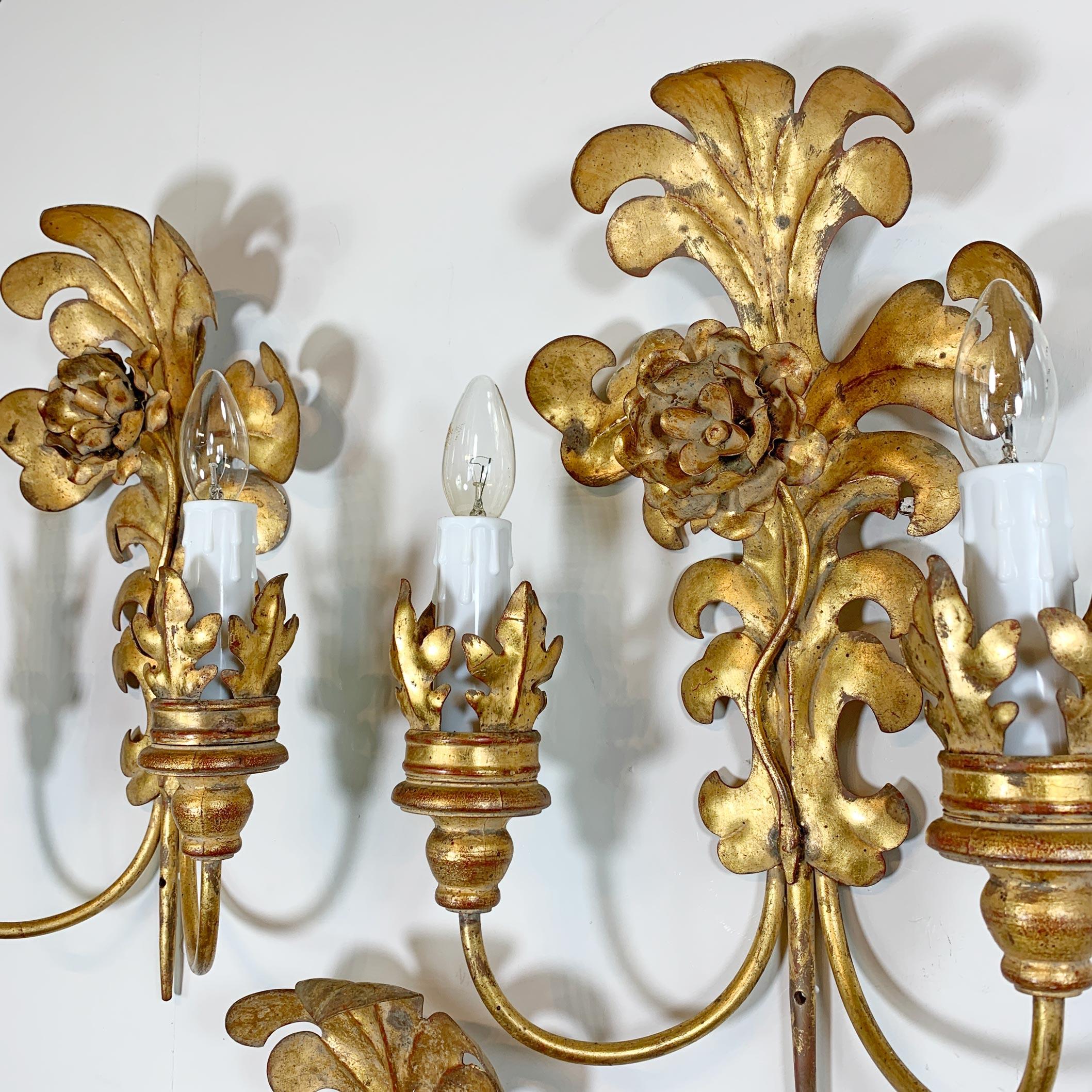 Ensemble de 3 lampes murales italiennes en métal doré à feuilles d'Acanthus en vente 2