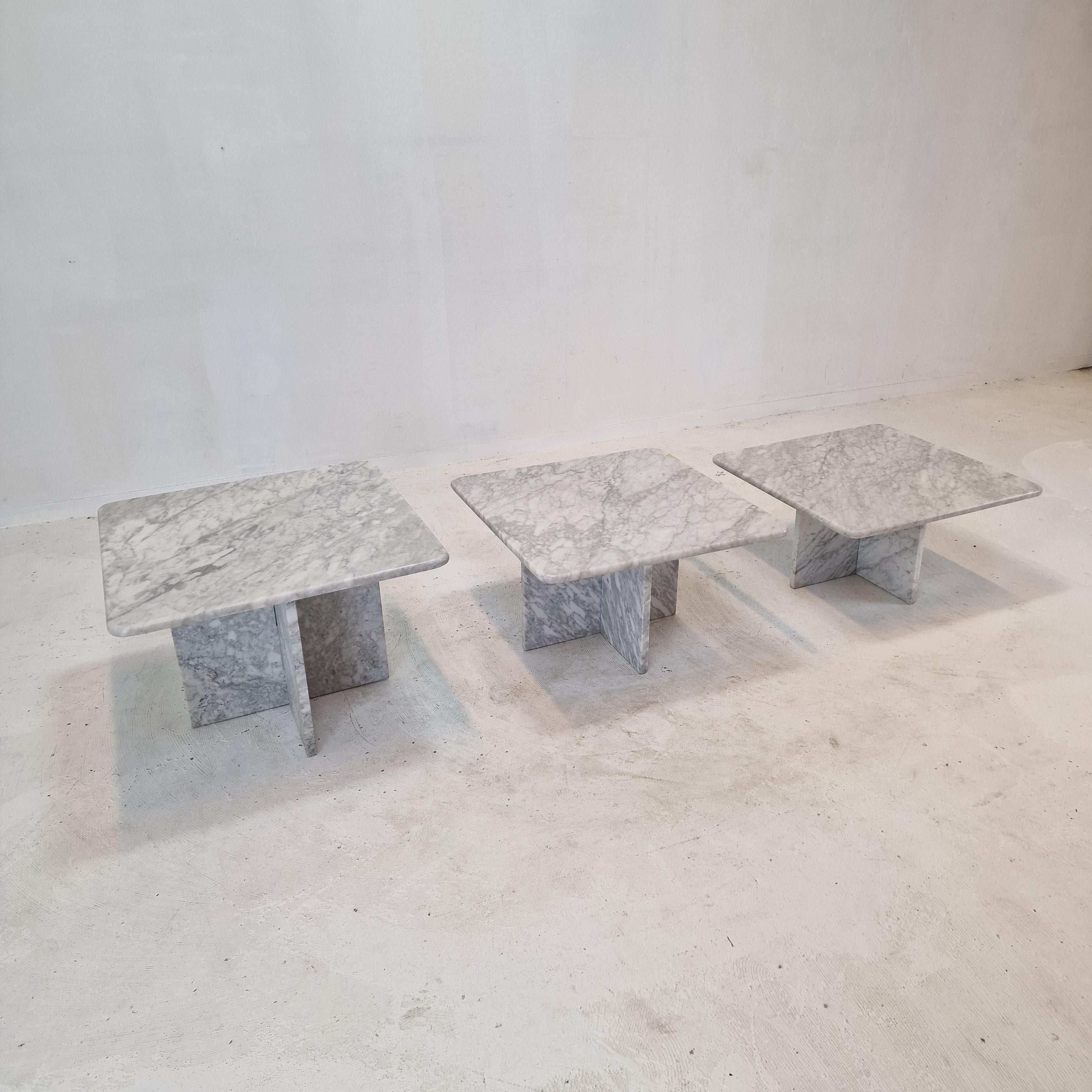 Fait main Ensemble de 3 tables basses ou d'appoint en marbre italien, années 1970 en vente
