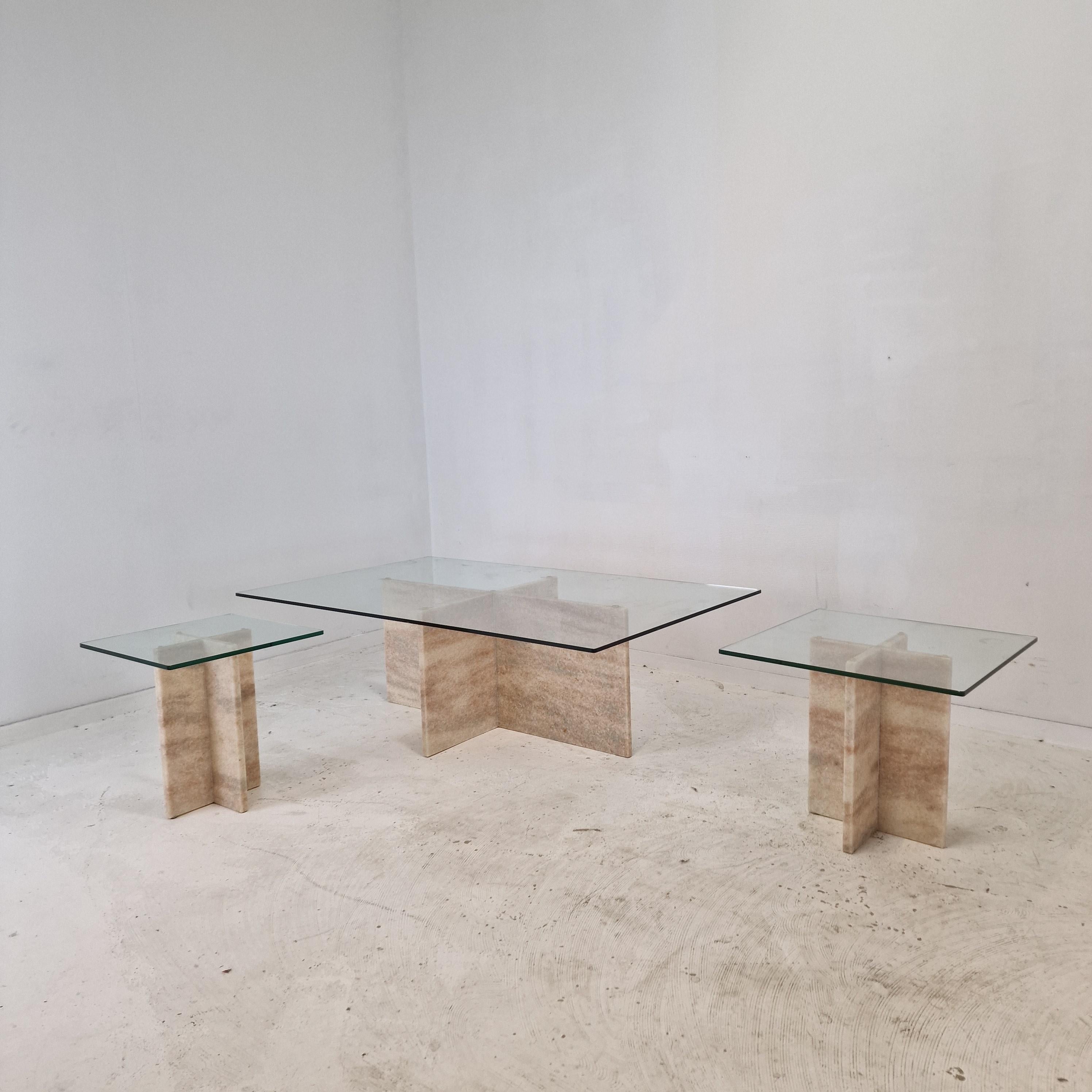 Très bel ensemble de 3 tables basses ou d'appoint italiennes, fabriquées dans les années 1980.

Les tables sont fabriquées à la main dans un très beau marbre.
Le fabuleux marbre présente un très beau motif de différentes couleurs. 
Ils ont une