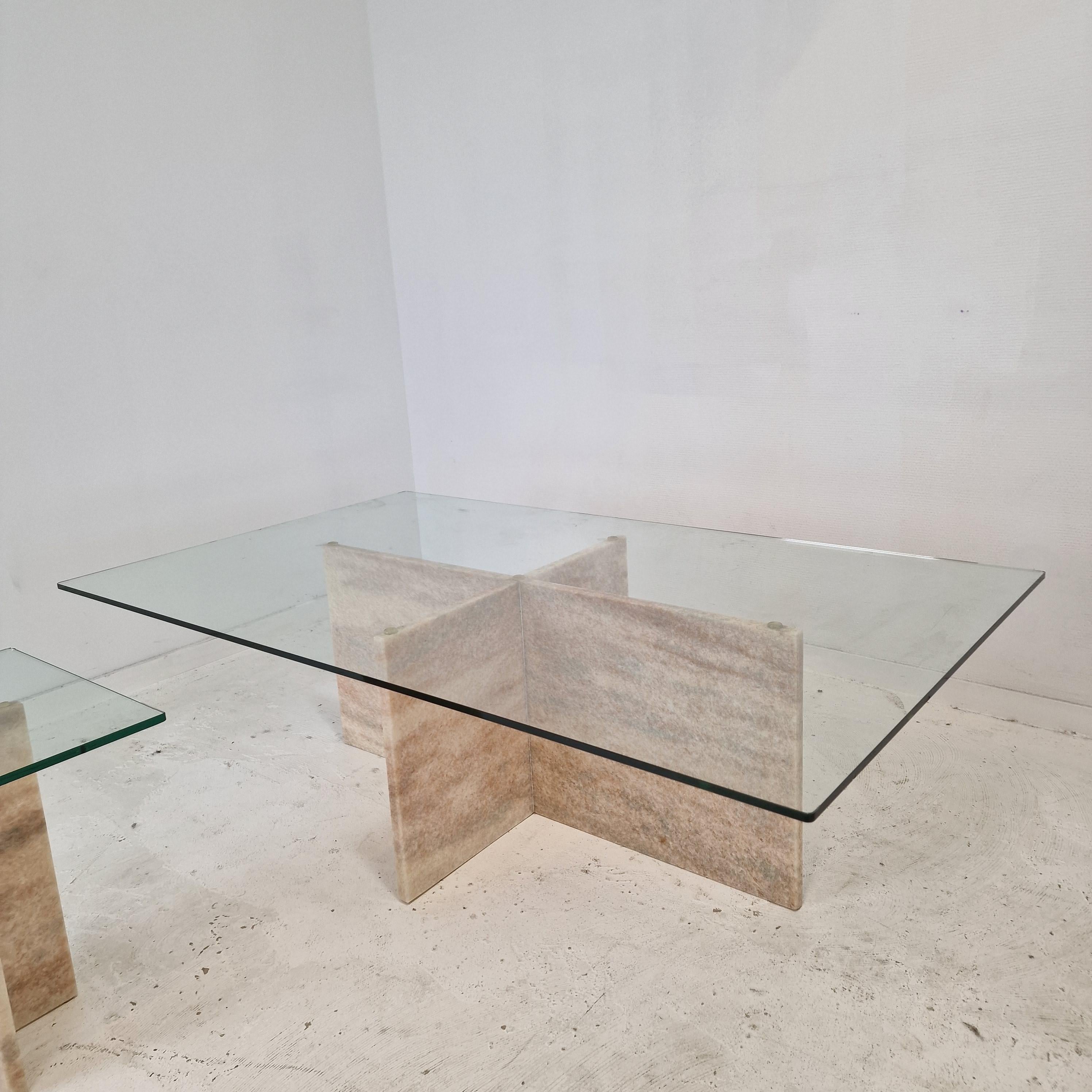 Fait main Ensemble de 3 tables basses ou d'appoint italiennes en marbre avec verre, années 1980 en vente