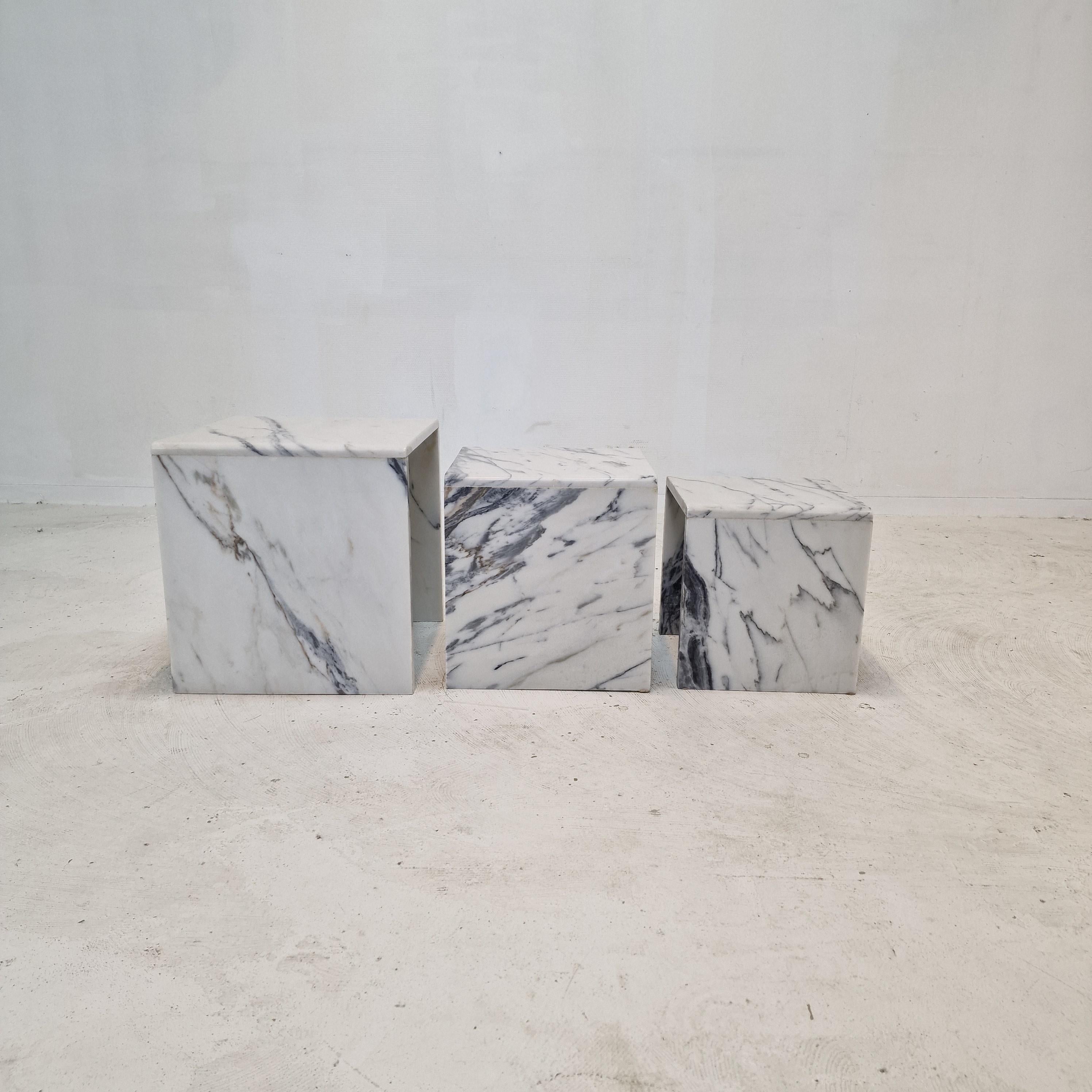 Beautiful set of 3 Italian Coffee or Nesting Tables, 1980s.

The tables have all a different size so they fit in each other.

This amazing set is handcrafted out of stunning Carrara Marble.
Please take notice of the very nice patterns. 

The tables
