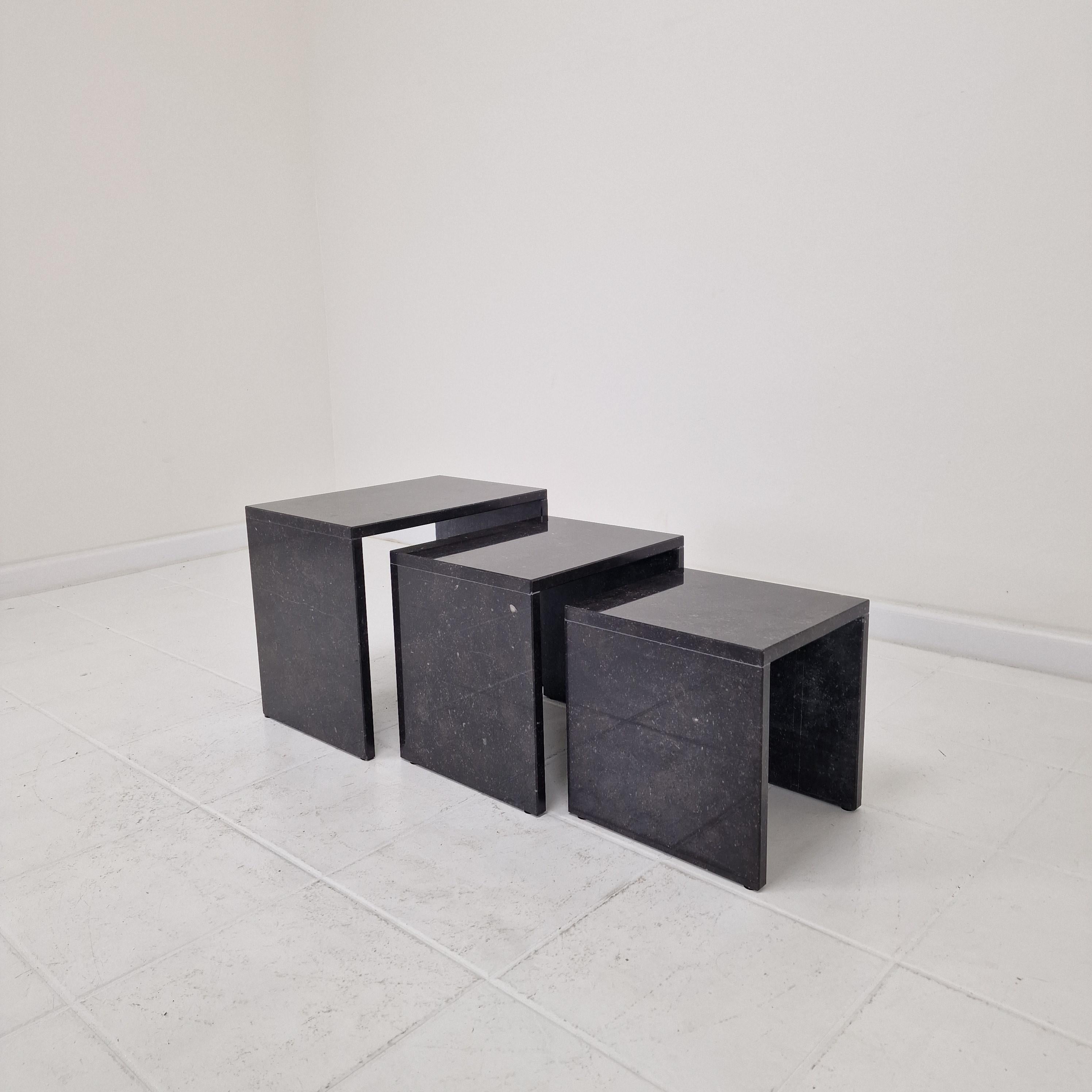 Magnifique ensemble de 3 tables basses ou gigognes italiennes, années 1980.

Les tables sont toutes de taille différente afin qu'elles s'emboîtent les unes dans les autres.

Cet ensemble étonnant est fabriqué à la main en marbre.
Veuillez prendre