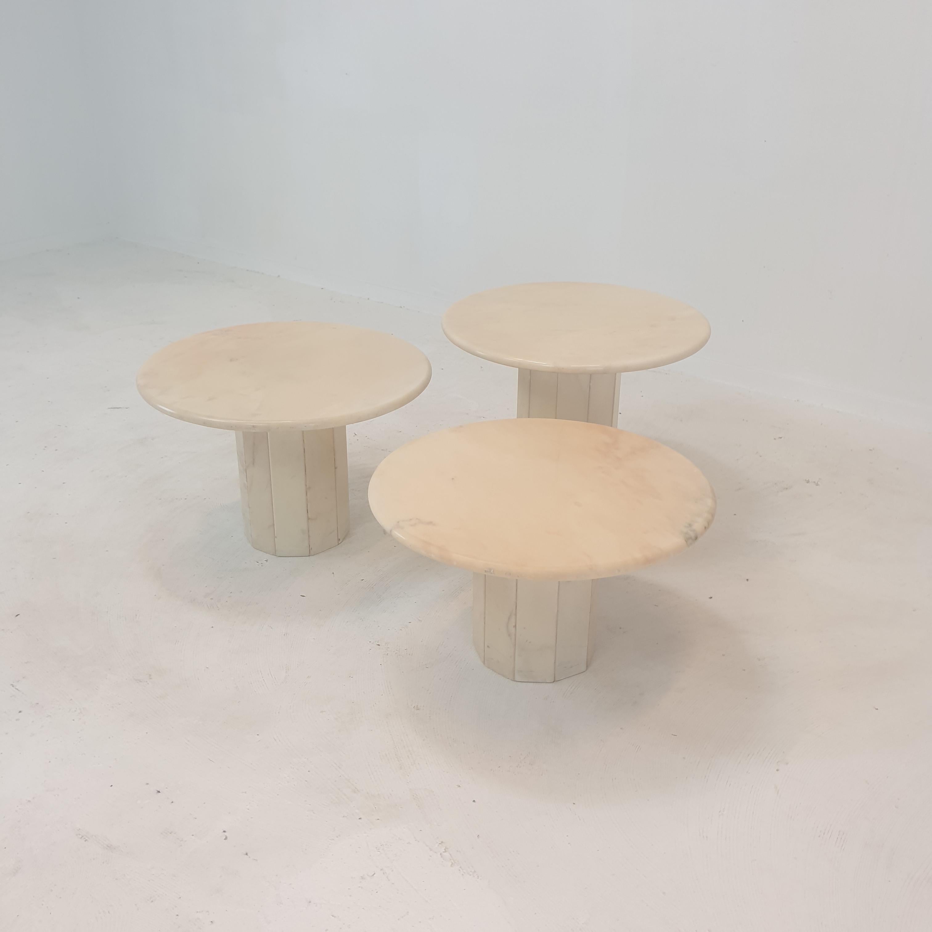 Beautiful set of 3 Italian coffee tables or side tables, handcrafted out of marble. 
They can be used inside or outside the house.

The tables of this stunning set all have a different height so they fit under each other. 

The plate and the