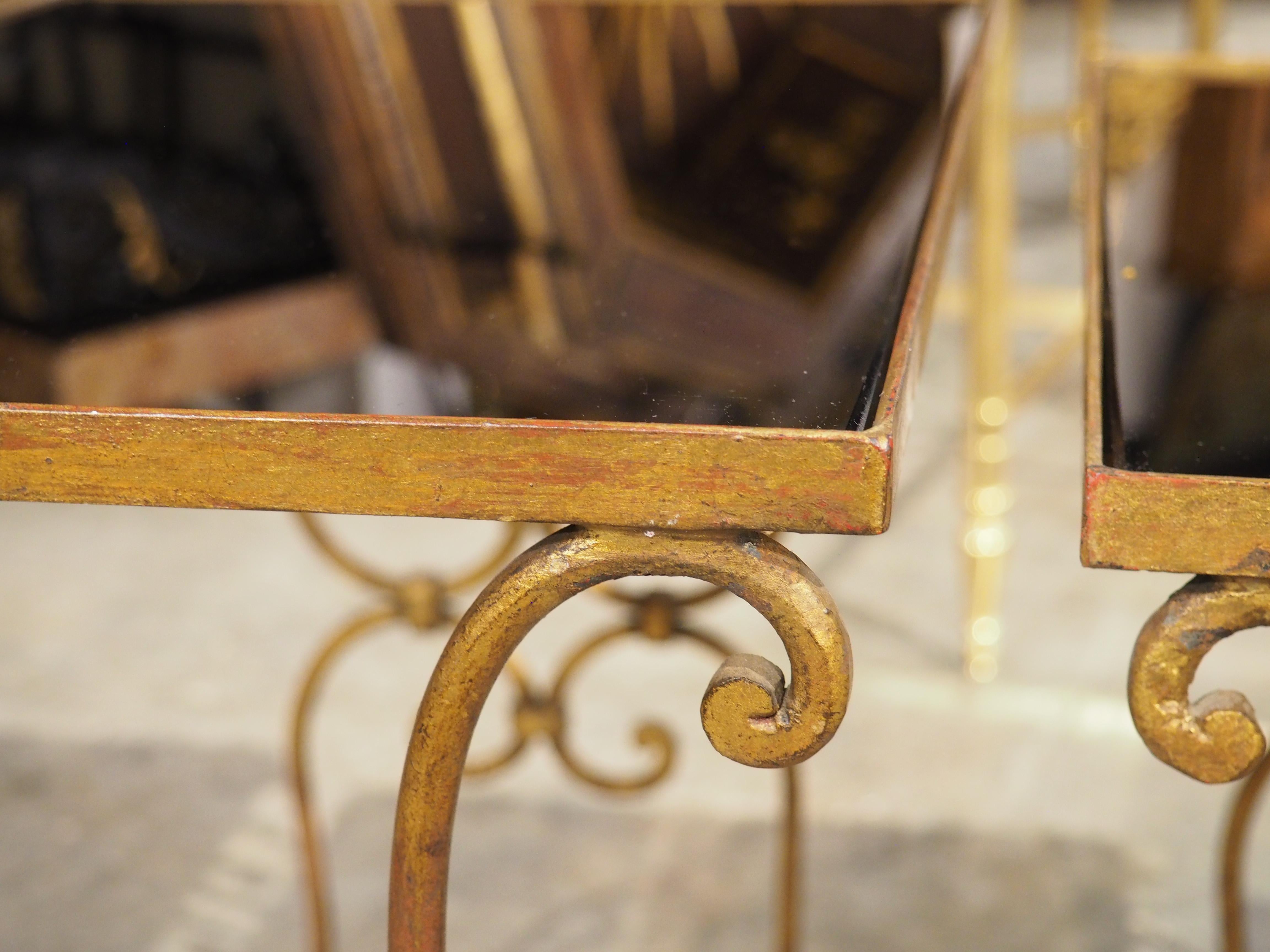 Ensemble de 3 tables gigognes italiennes du milieu du siècle en verre miroir noir et laiton en vente 6
