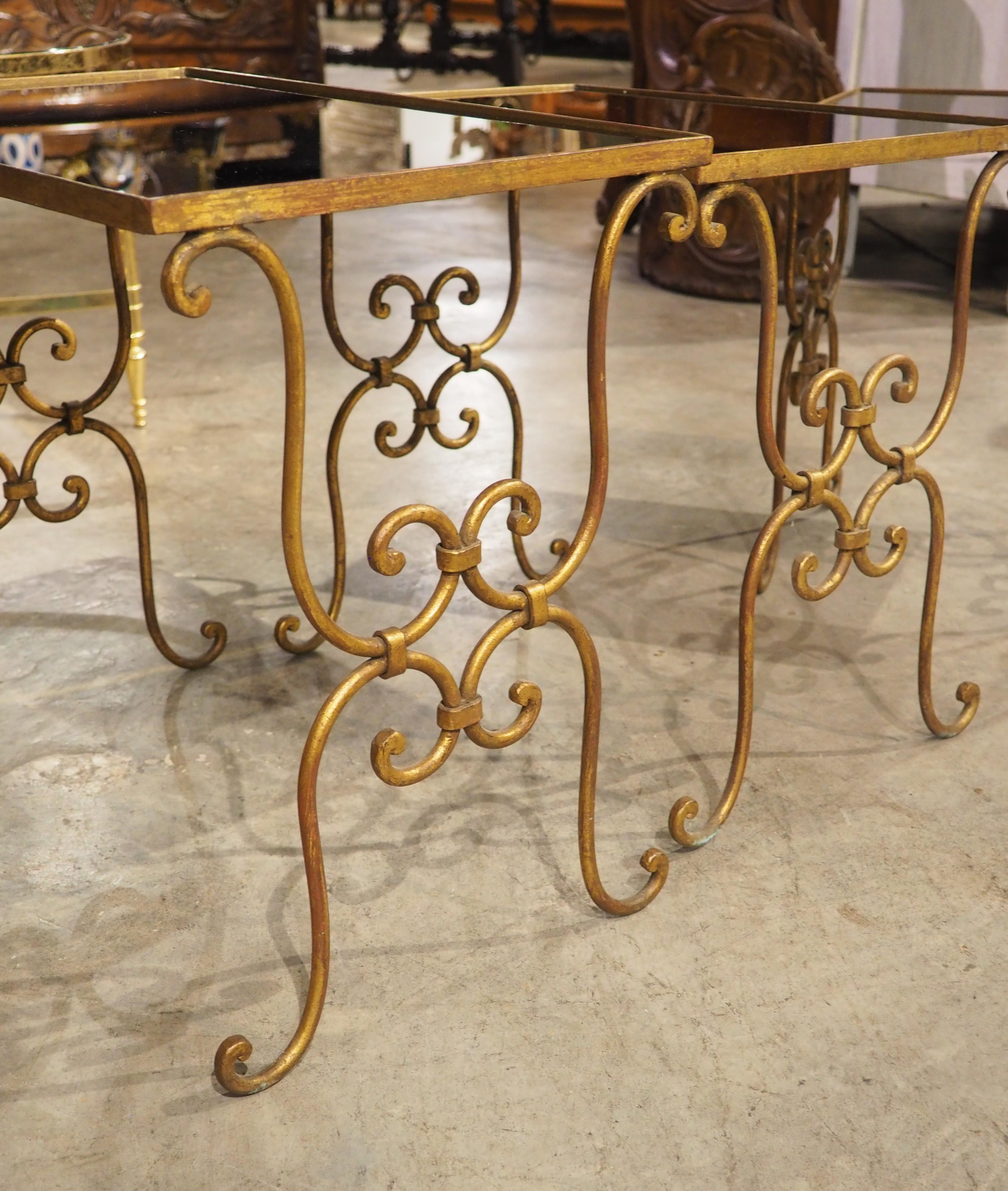 Ensemble de 3 tables gigognes italiennes du milieu du siècle en verre miroir noir et laiton en vente 8