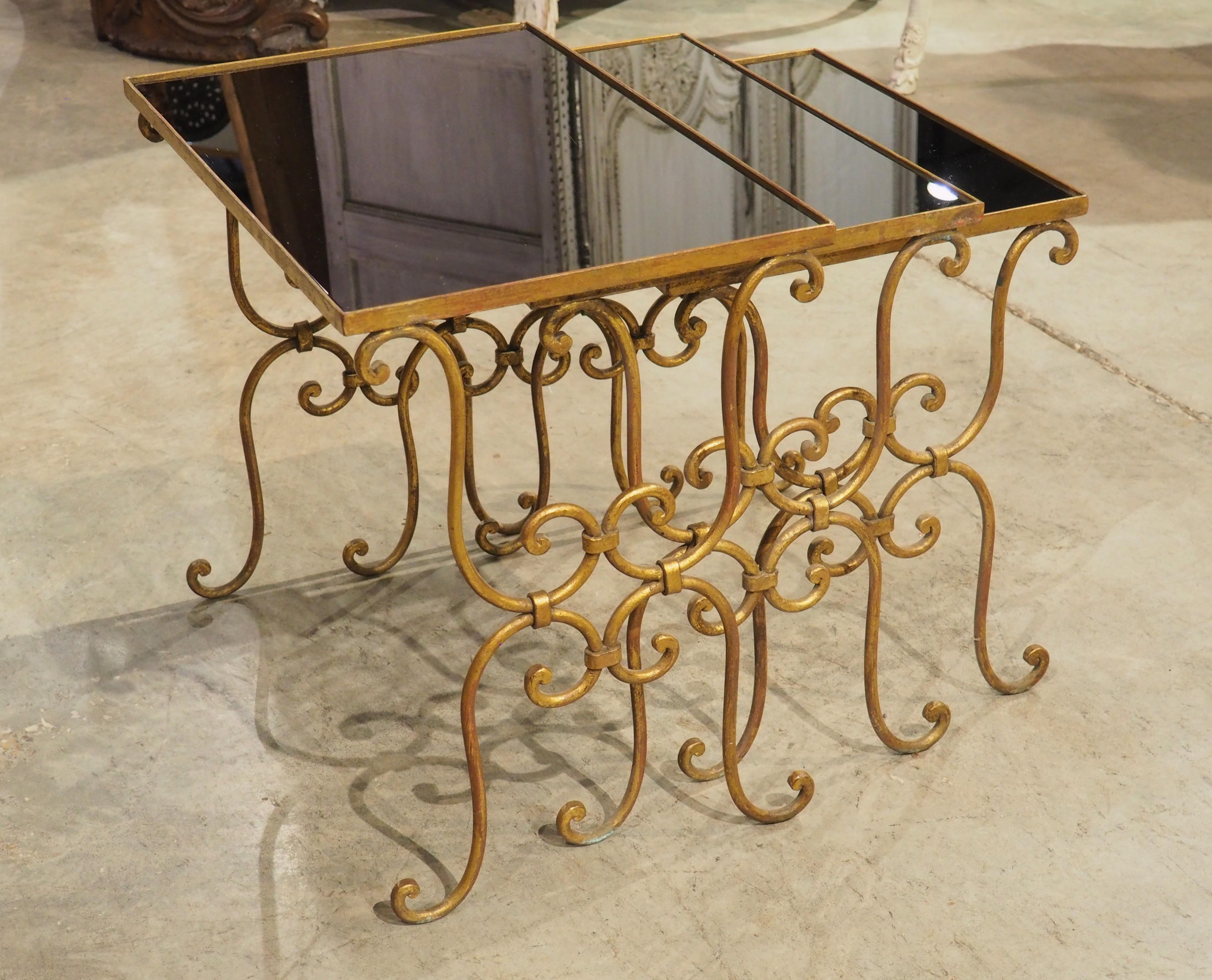 Ensemble de 3 tables gigognes italiennes du milieu du siècle en verre miroir noir et laiton en vente 9