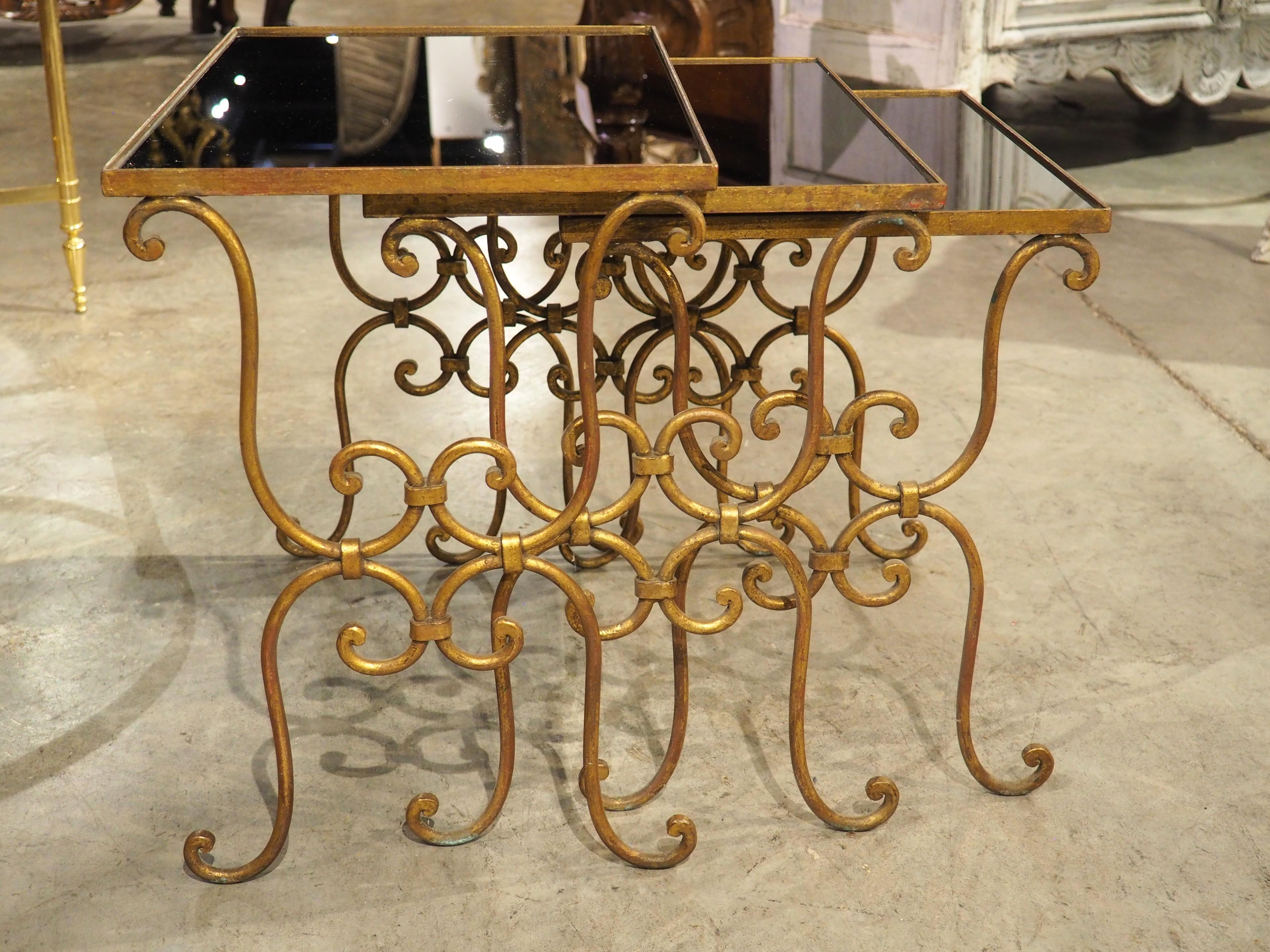 Ensemble de 3 tables gigognes italiennes du milieu du siècle en verre miroir noir et laiton en vente 10