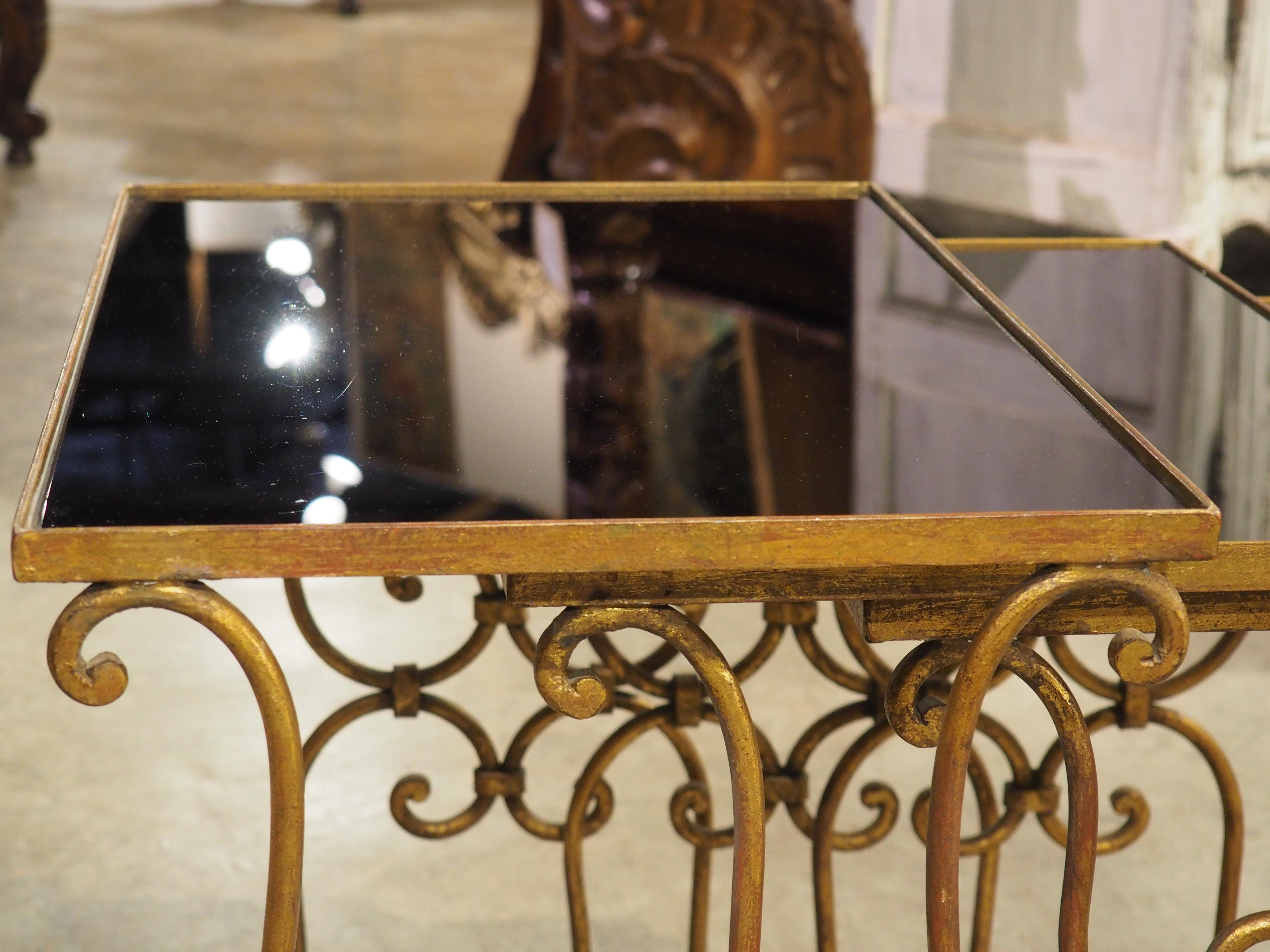 Ensemble de 3 tables gigognes italiennes du milieu du siècle en verre miroir noir et laiton en vente 11