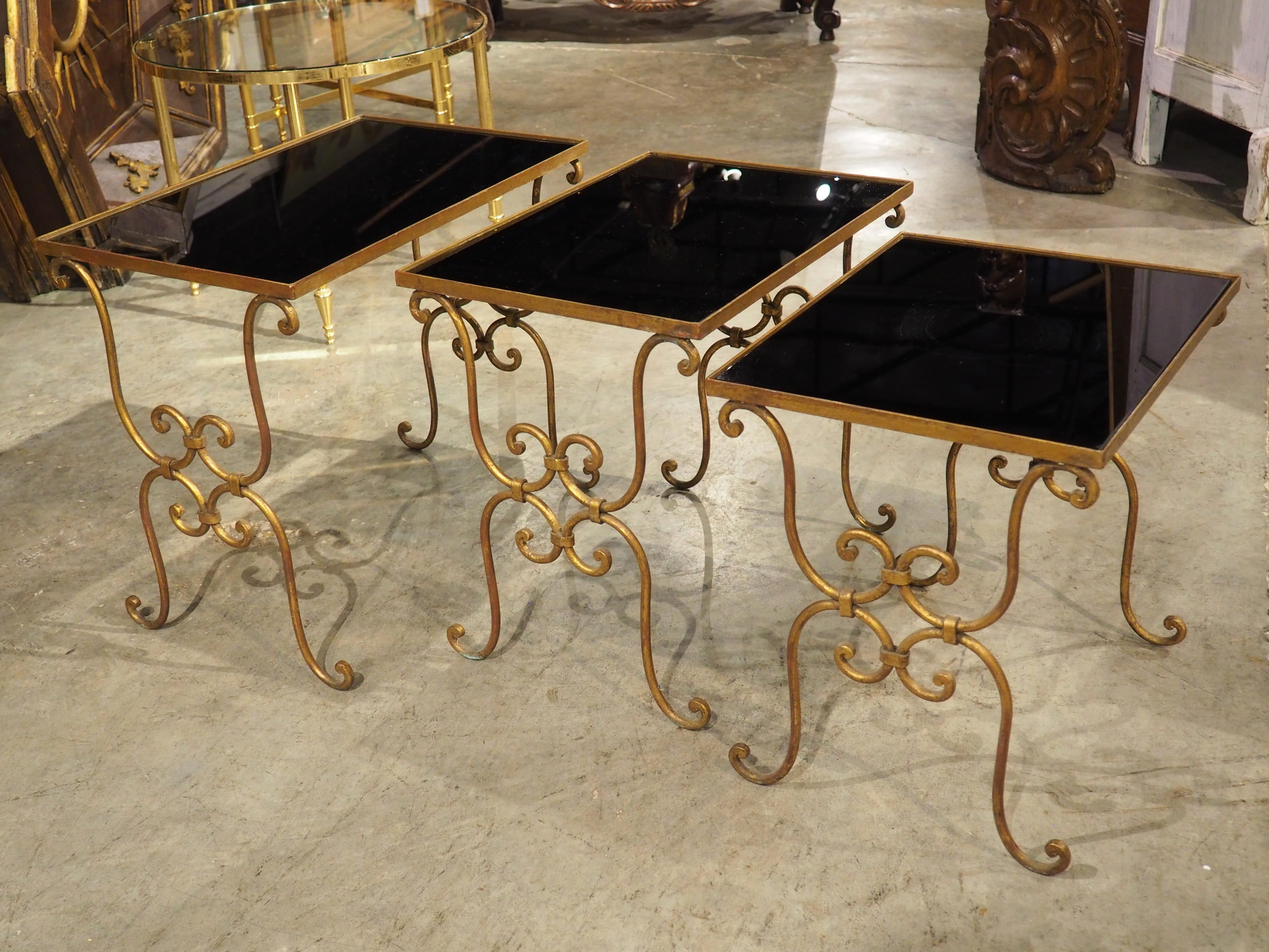 Ensemble de 3 tables gigognes italiennes du milieu du siècle en verre miroir noir et laiton en vente 13