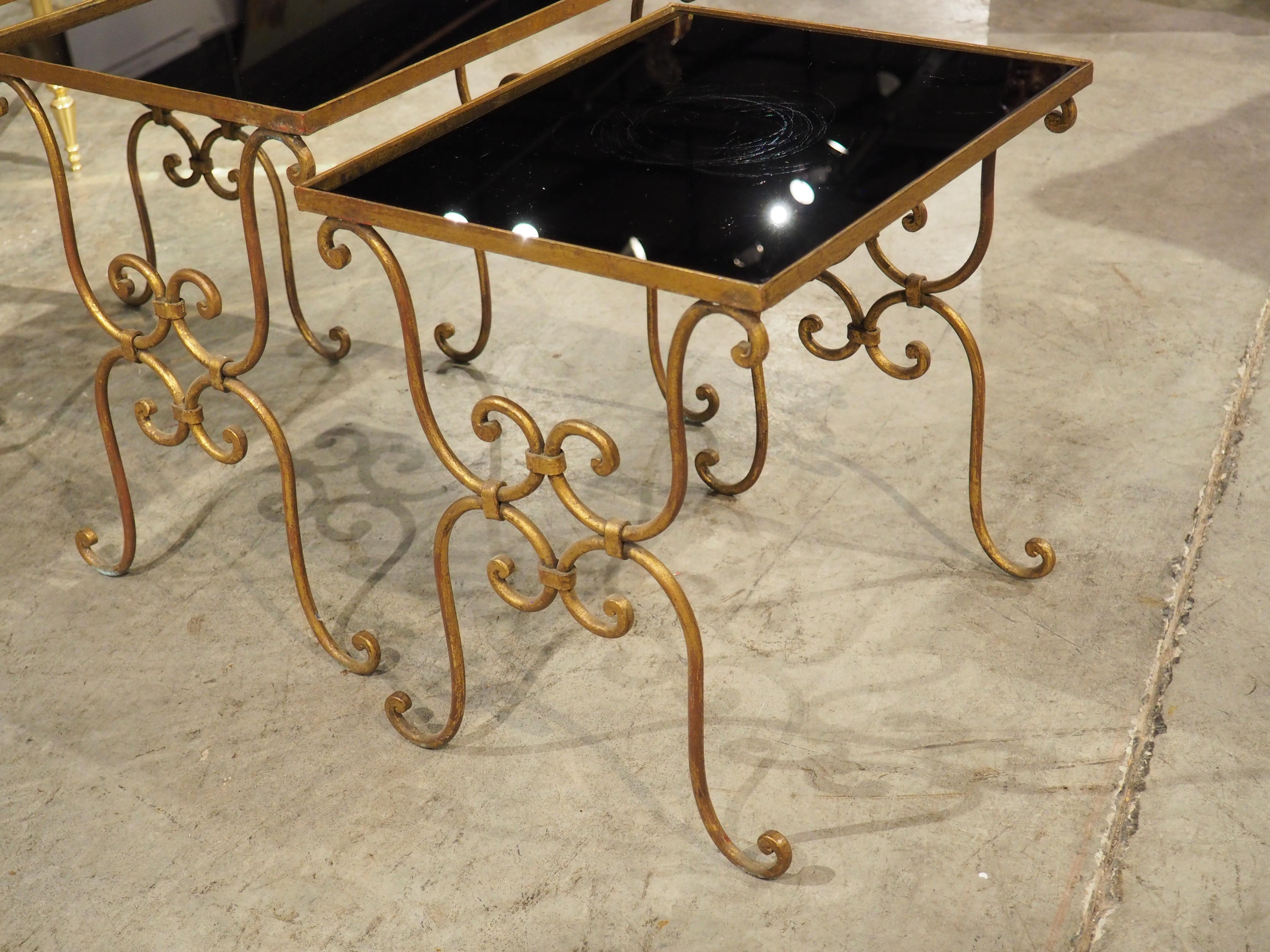 Ensemble de 3 tables gigognes italiennes du milieu du siècle en verre miroir noir et laiton en vente 14