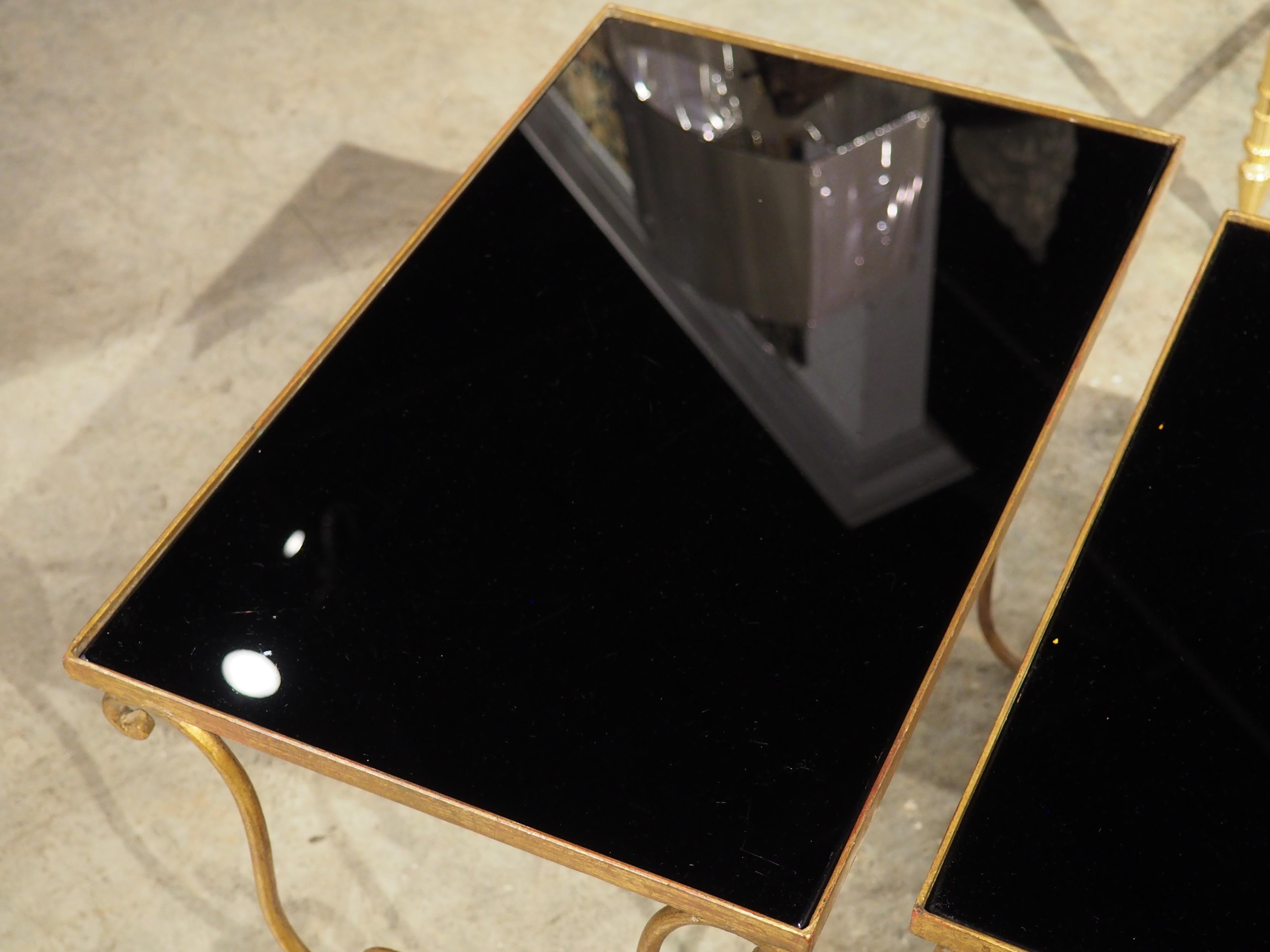 20ième siècle Ensemble de 3 tables gigognes italiennes du milieu du siècle en verre miroir noir et laiton en vente