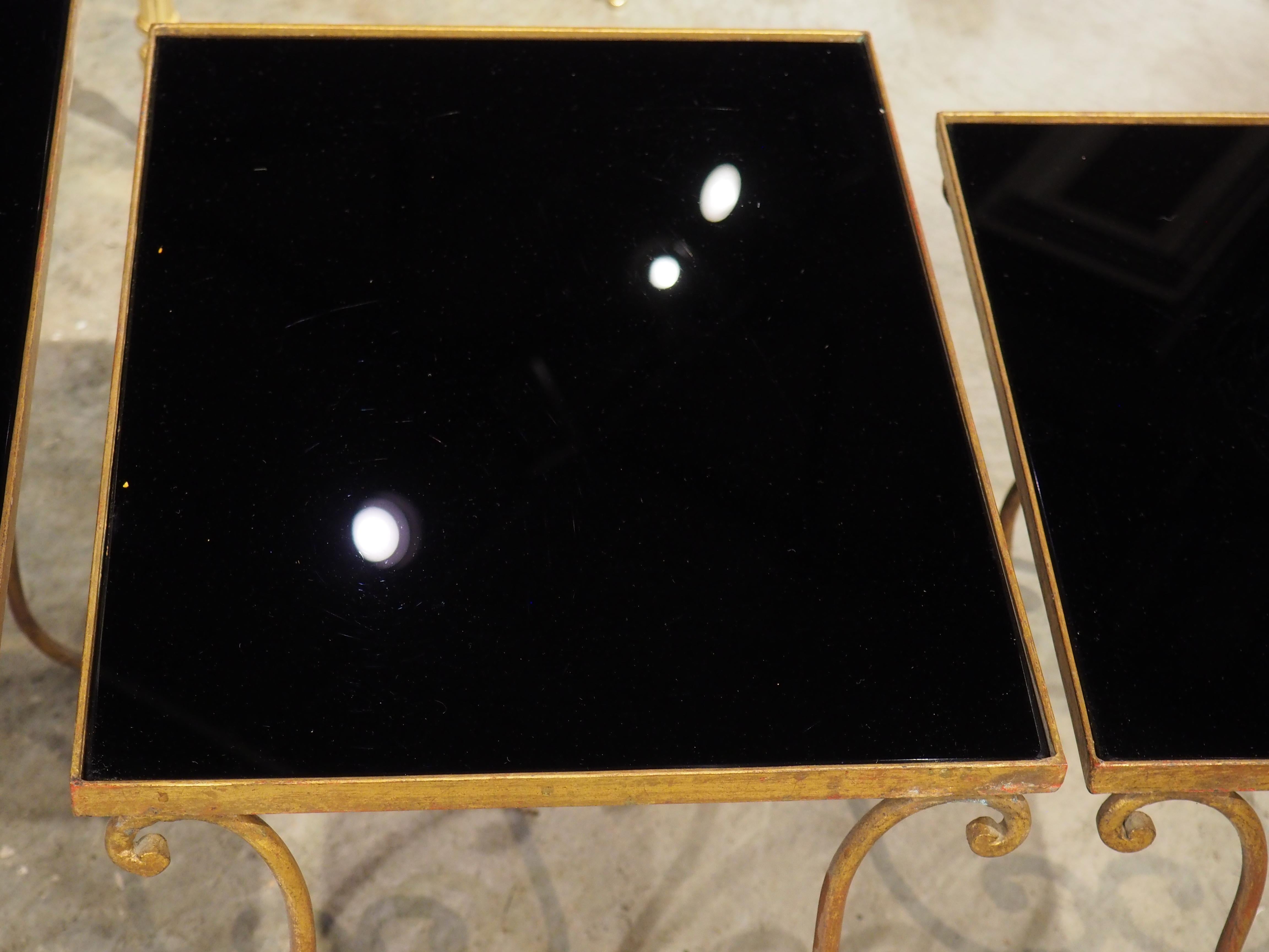 Métal Ensemble de 3 tables gigognes italiennes du milieu du siècle en verre miroir noir et laiton en vente