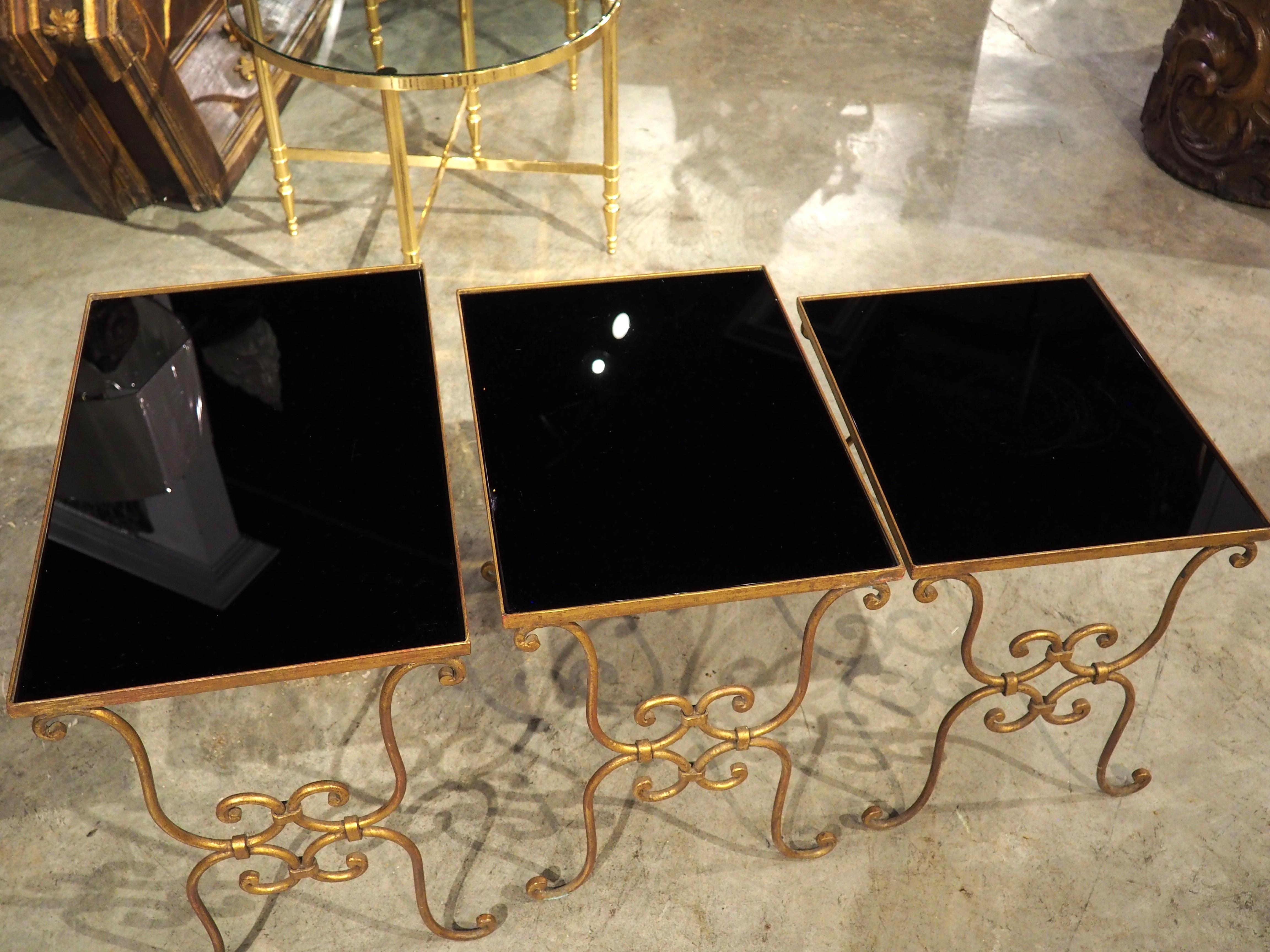 Ensemble de 3 tables gigognes italiennes du milieu du siècle en verre miroir noir et laiton en vente 3