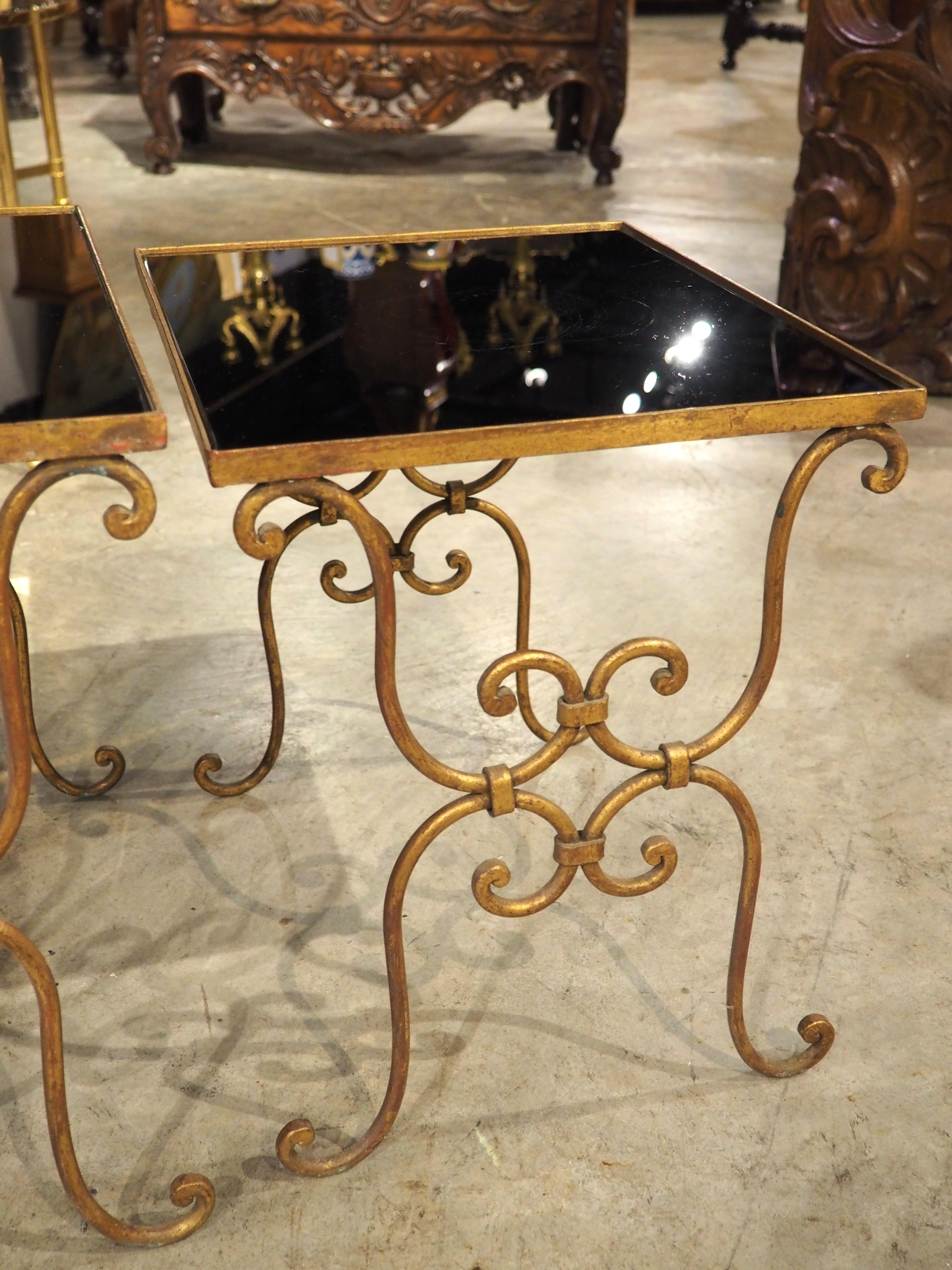 Ensemble de 3 tables gigognes italiennes du milieu du siècle en verre miroir noir et laiton en vente 4