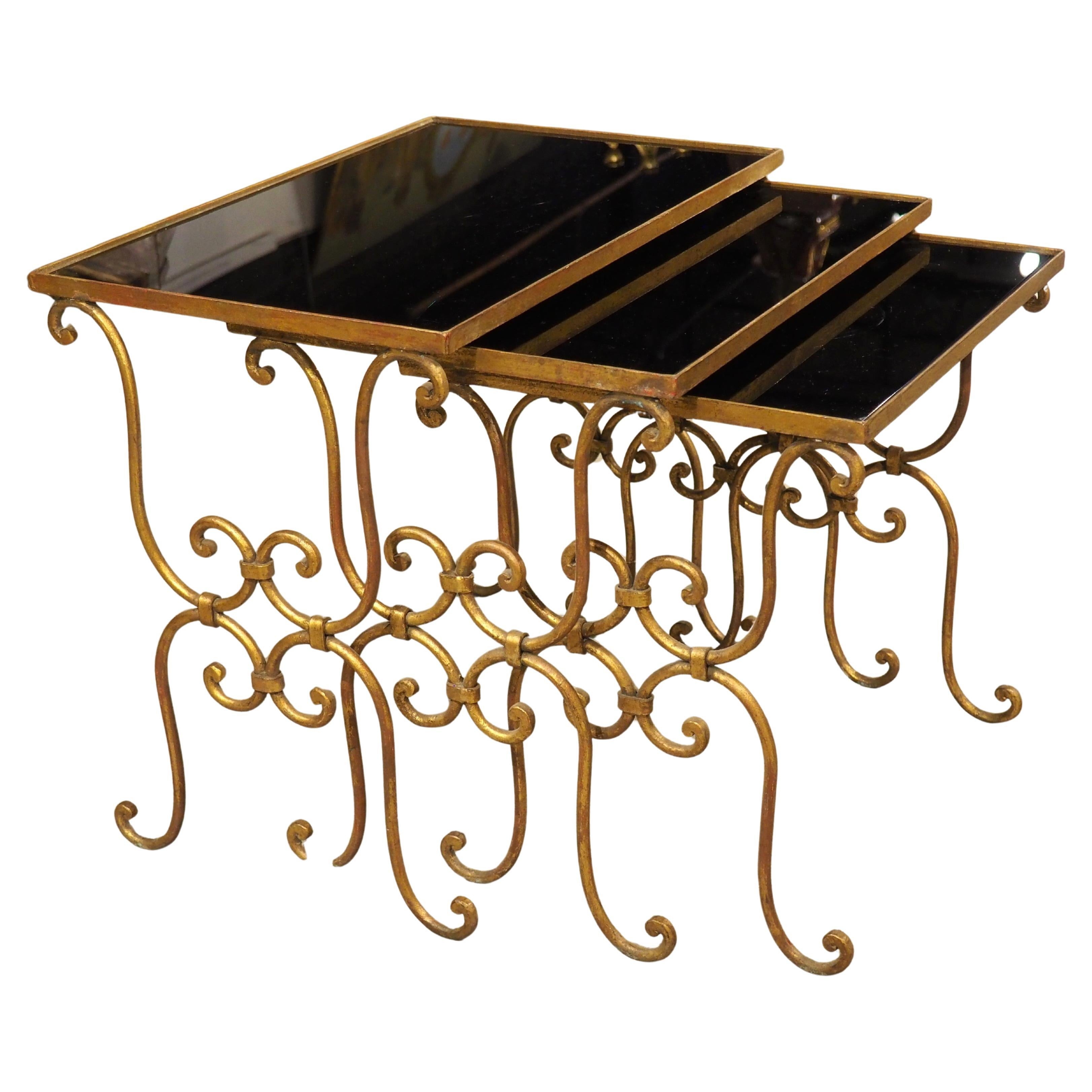 Ensemble de 3 tables gigognes italiennes du milieu du siècle en verre miroir noir et laiton en vente