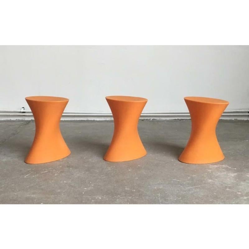 3 Kunststoffhocker von Parri Design nach einem Entwurf von Marco Maran.

Die Hocker bestechen durch ihre organische Formensprache. Wenn man sie stapelt, summieren sich die Formen zu einer großen Skulptur.
Sie sind in gutem Zustand mit