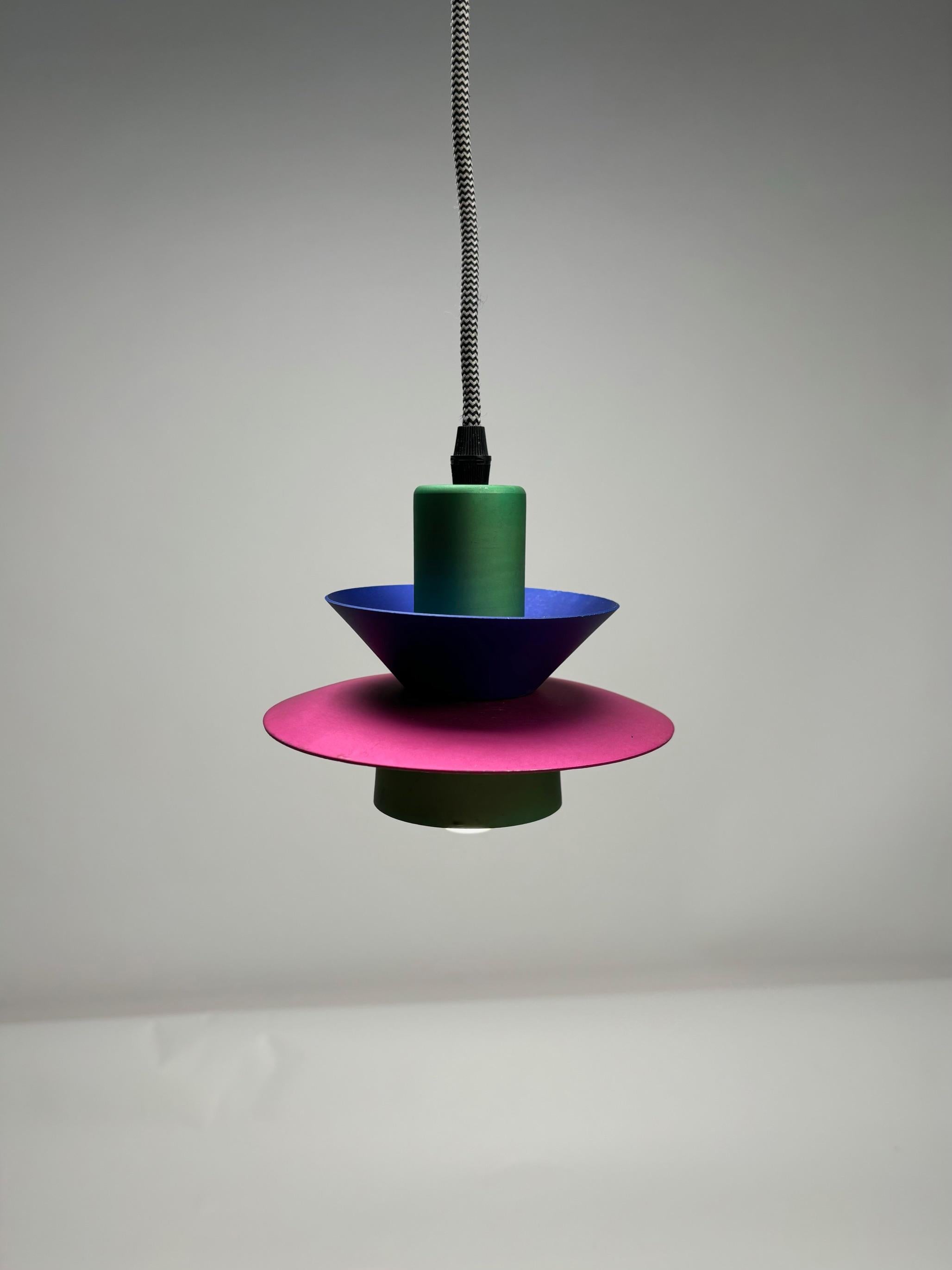 Set di 3 rare e colorate lampade a sospensione post-moderne italiane in alluminio, stile Memphis, anni '80


PER LA SPEDIZIONE, RICHIEDICI DI RICEVERE IL MIGLIOR PREZZO