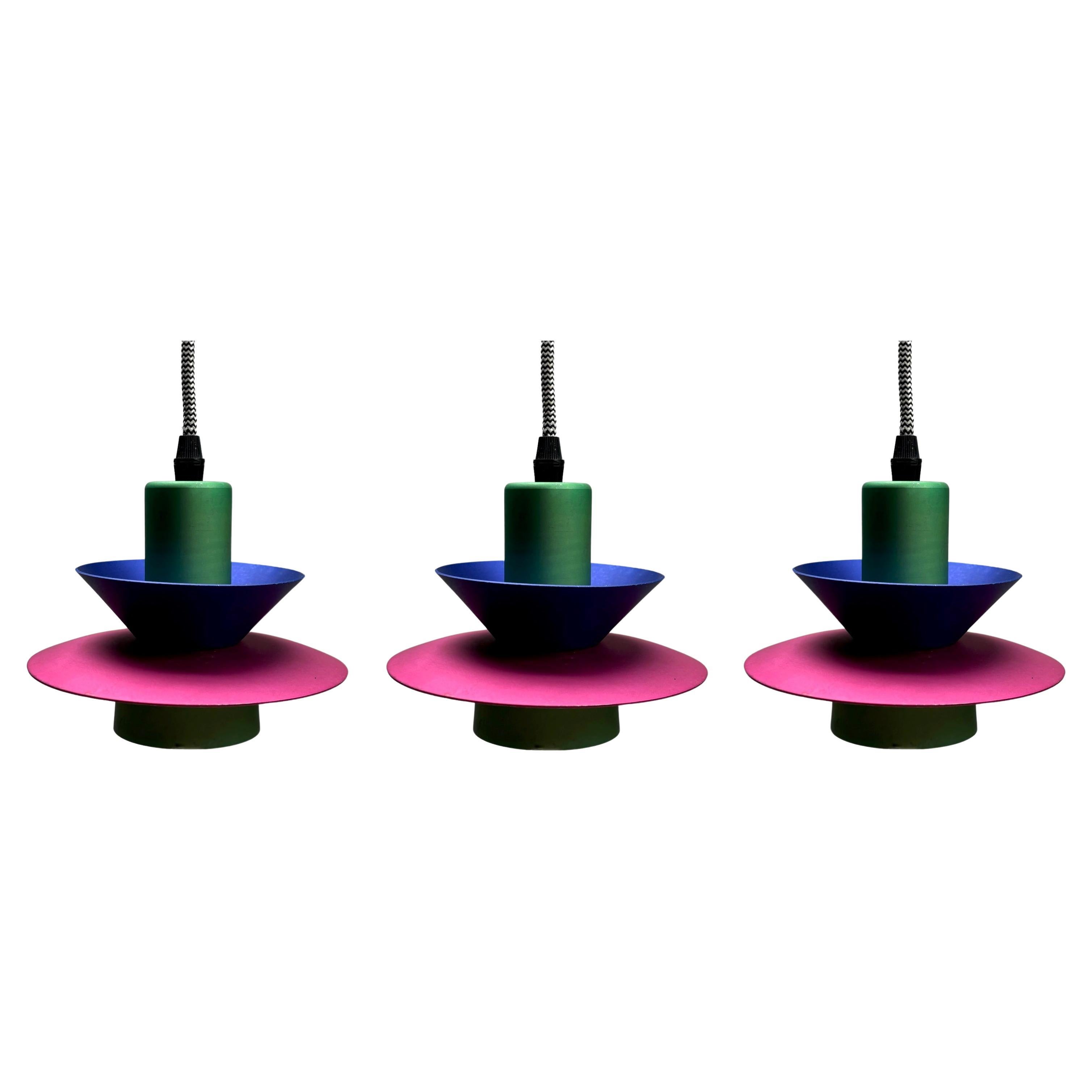 Set di 3 lampade a sospensione italiane post-moderne, stile Memphis, anni '80 in vendita