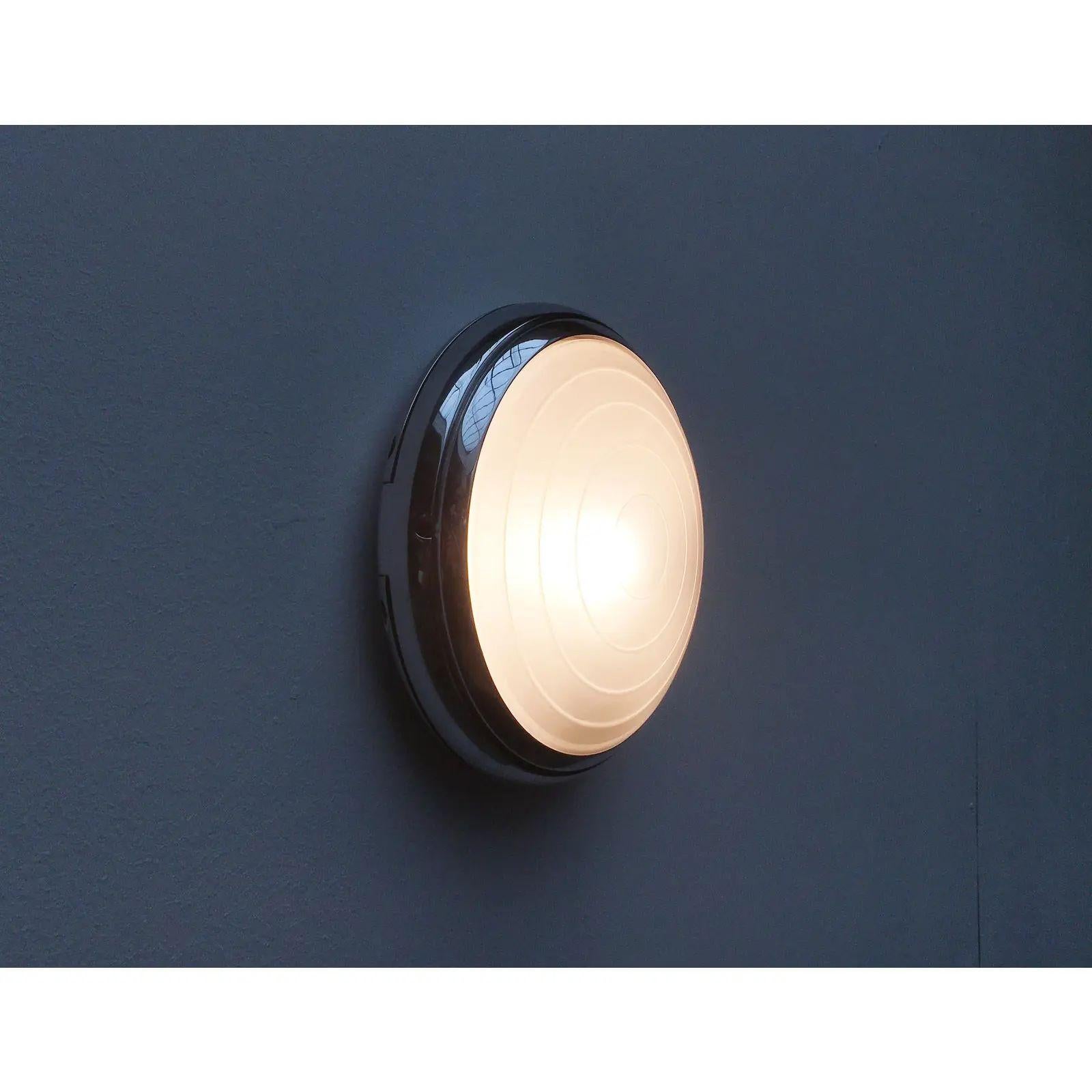 Imposing wall or ceiling lamps from the Italian manufacturer Artemide designed by Ernesto Gismondi in the early 90s.

The elegantly shaped lights are of heavy quality. The body of the lamp is made of die-cast aluminum. The diffuser consists of an