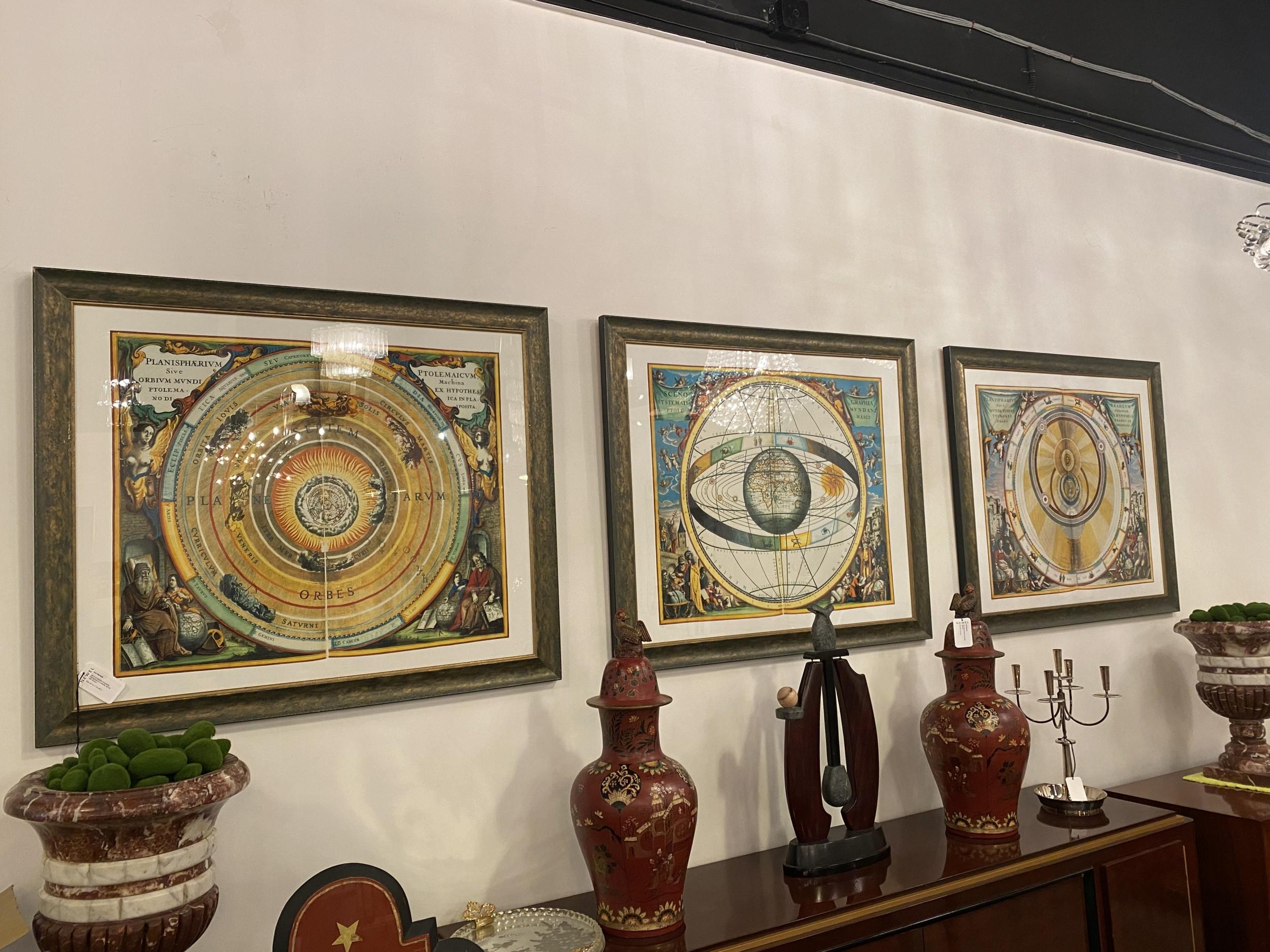 CONJUNTO de 3 litografías celestes renacentistas italianas enmarcadas que muestran las primeras creencias sobre el sistema solar (PRECIADO COMO CONJUNTO) (Disponibles individualmente:  REG4538A, B, C)