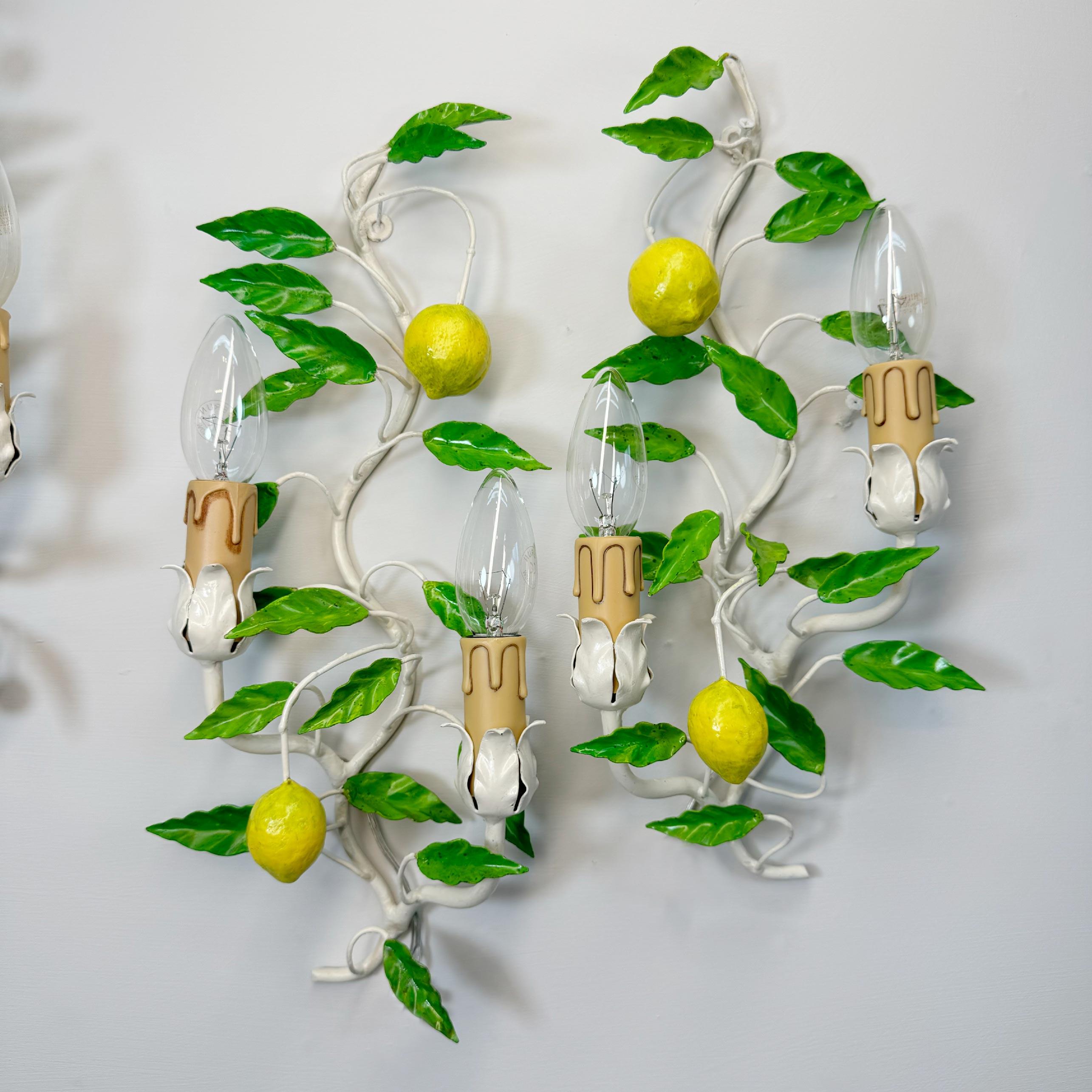 Super set di 3 lampade da parete in tole italiane dipinte a mano degli anni '50, raffiguranti limoni e ciliegie in mezzo a un fogliame verde brillante. Ci sono due luci a limone e una a ciliegia; ogni luce ha due portalampade e14 (piccole