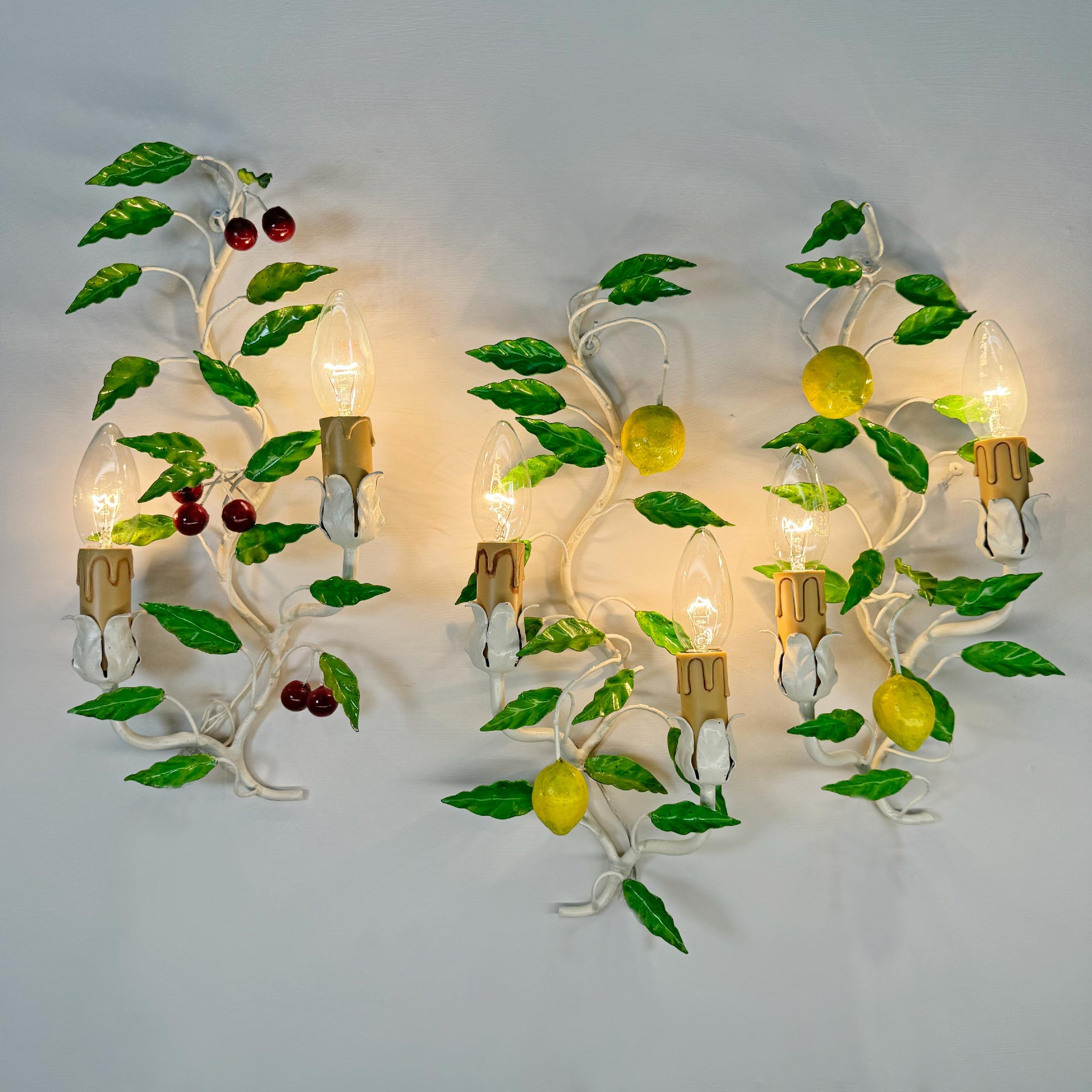 Italiano Set di 3 applique italiane in tiglio e ciliegio anni '50 in vendita