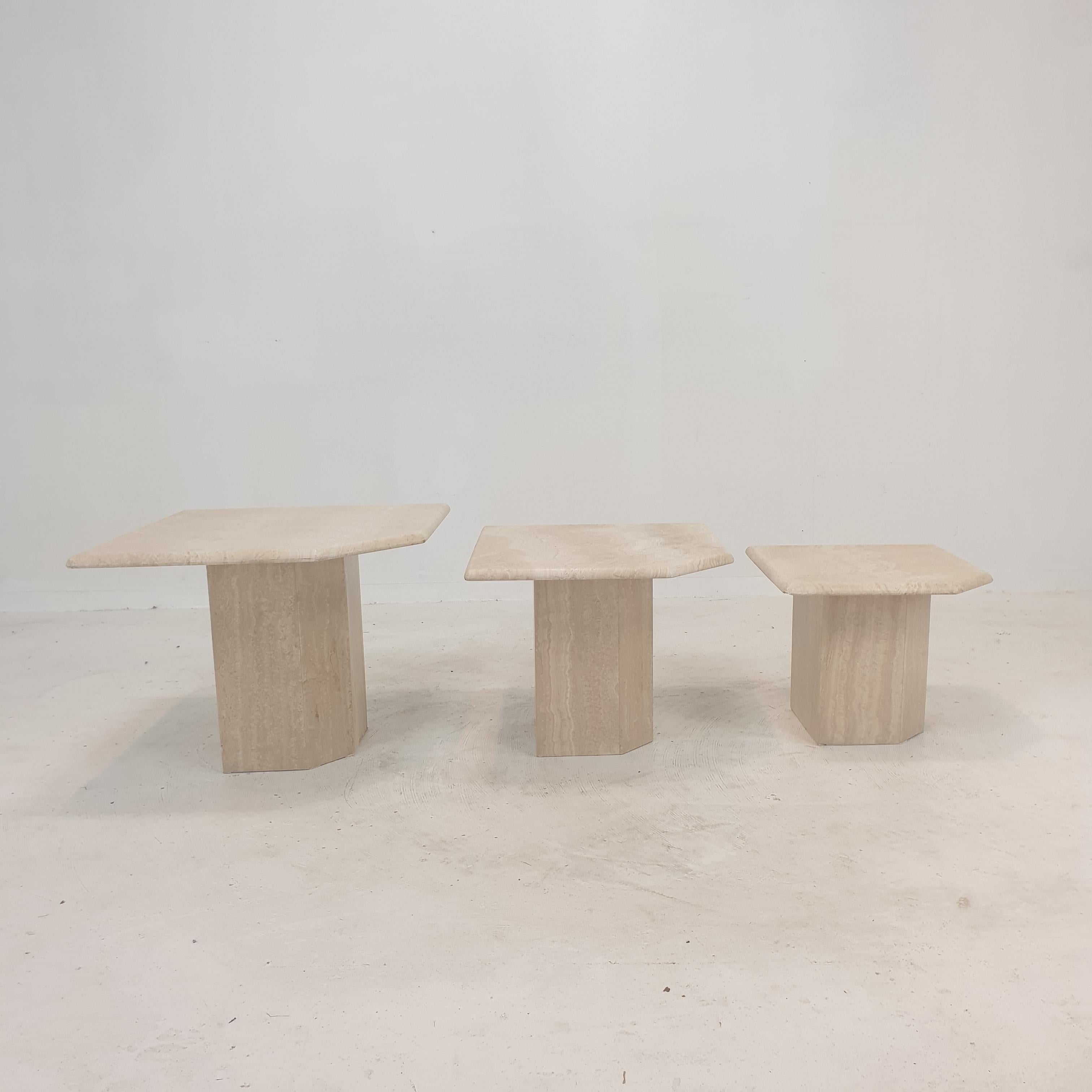 Mid-Century Modern Ensemble de 3 tables basses ou tables d'appoint italiennes en travertin, années 1980 en vente